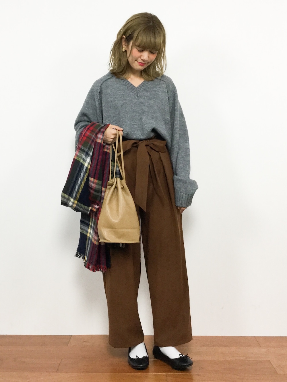 「シンプル、グレー、チェックストール、大人カジュアル、Vネックニット、バレエシューズ、茶色、タックパンツ、ハイウエストパンツ、秋冬」｜「KBFのWEB限定　カラーリンキングVネックニット（ニット/セーター、グレー系）」を使った、piya*さん（レディース・154cm）の冬コーディネートの1枚目の写真