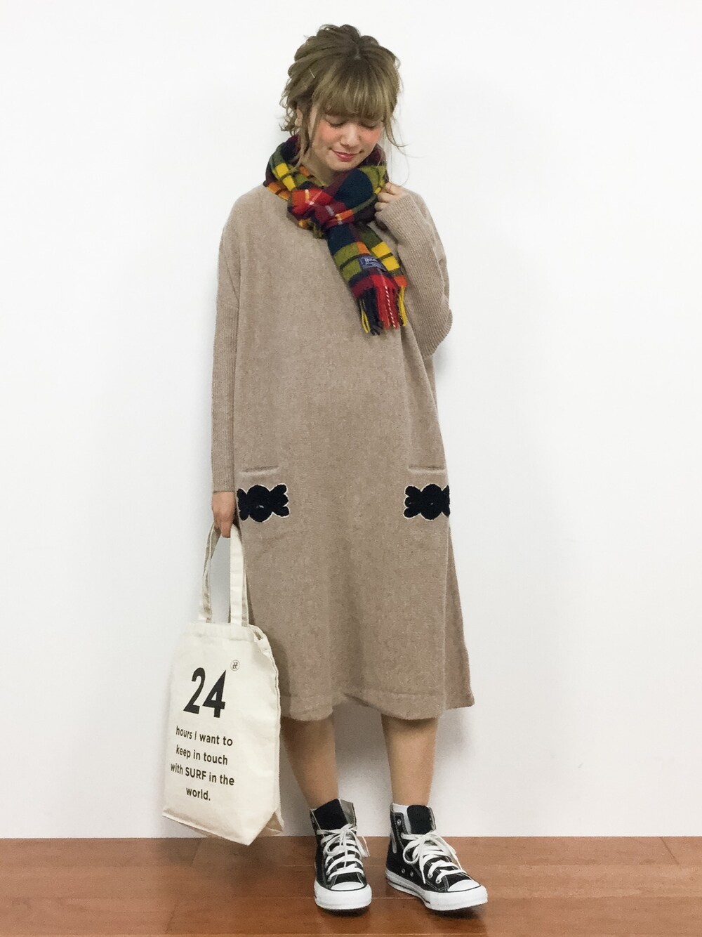 「コンバース、トートバッグ、カジュアル、ベージュ、ナチュラル、ニットワンピース、タータンチェック、チェックマフラー、ラクチンコーデ、秋冬」｜「BEAMS BOYのHIGHLAND TWEEDS / タータンチェック マフラー 小 17（マフラー、イエロー系）」を使った、piya*さん（レディース・154cm）の冬コーディネートの1枚目の写真