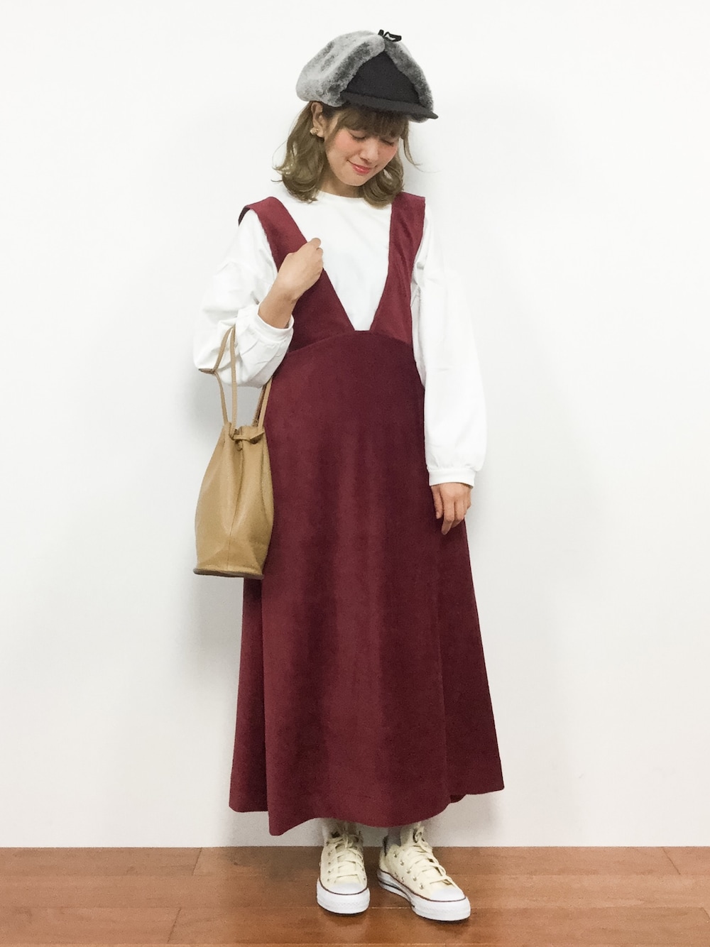 「コンバース、ワンピース、キャップ、白、大人カジュアル、マキシスカート、ジャンパースカート、ワインレッド、パフスリーブ、秋冬」｜「MERLOTのパフスリーブトップス1160（Tシャツ/カットソー、ホワイト系）」を使った、piya*さん（レディース・154cm）の冬コーディネートの1枚目の写真