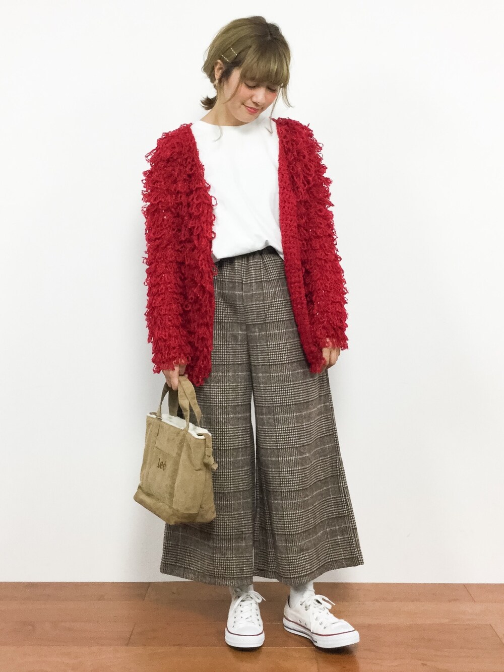 「コンバース、トートバッグ、赤、大人カジュアル、ワイドパンツ、チェックパンツ、茶色、白Tシャツ、秋冬、ループカーディガン」｜「jouetieのループドルマンカーデ（カーディガン/ボレロ、レッド系）」を使った、piya*さん（レディース・154cm）の冬コーディネートの1枚目の写真