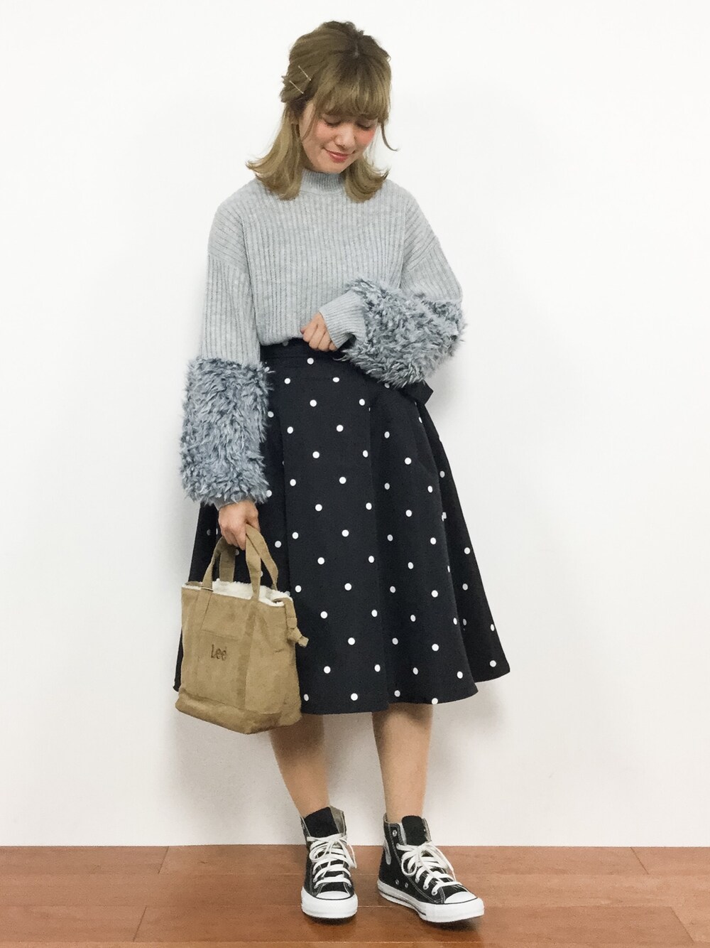 「ファー、コンバース、トートバッグ、グレー、ドット、ハイネックニット、タックスカート、ミモレ丈スカート、秋冬、ボリューム袖」｜「Futier landの袖ボリュームファーハイネックニット（ニット/セーター、グレー系）」を使った、piya*さん（レディース・154cm）の冬コーディネートの1枚目の写真