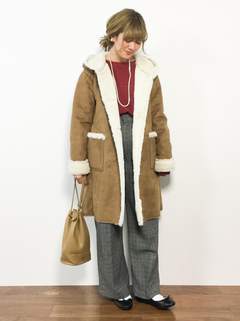 「ニット、アウター、赤、冬コーデ、大人カジュアル、キャメル、ワイドパンツ、チェックパンツ、ムートンコート、フードコート」｜「AS KNOW AS PINKYのホカムートンフーディＣＯ【コート】（ムートンコート、イエロー系）」を使った、piya*さん（レディース・154cm）の冬コーディネートの1枚目の写真