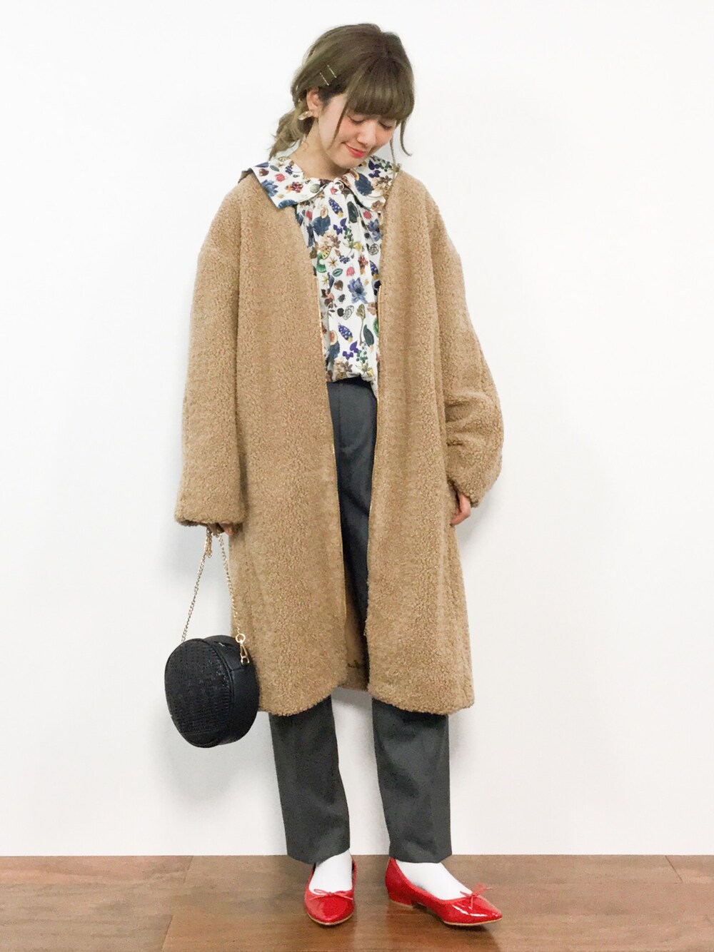 「テーパードパンツ、グレー、柄シャツ、赤、冬コーデ、キャメル、もこもこ、ボアコート、ZOZOセール、着用商品全てセールアイテムです♪」｜「SLOBE IENAのVネック ボアコート◆（その他アウター、イエロー系）」を使った、piya*さん（レディース・154cm）の冬コーディネートの1枚目の写真