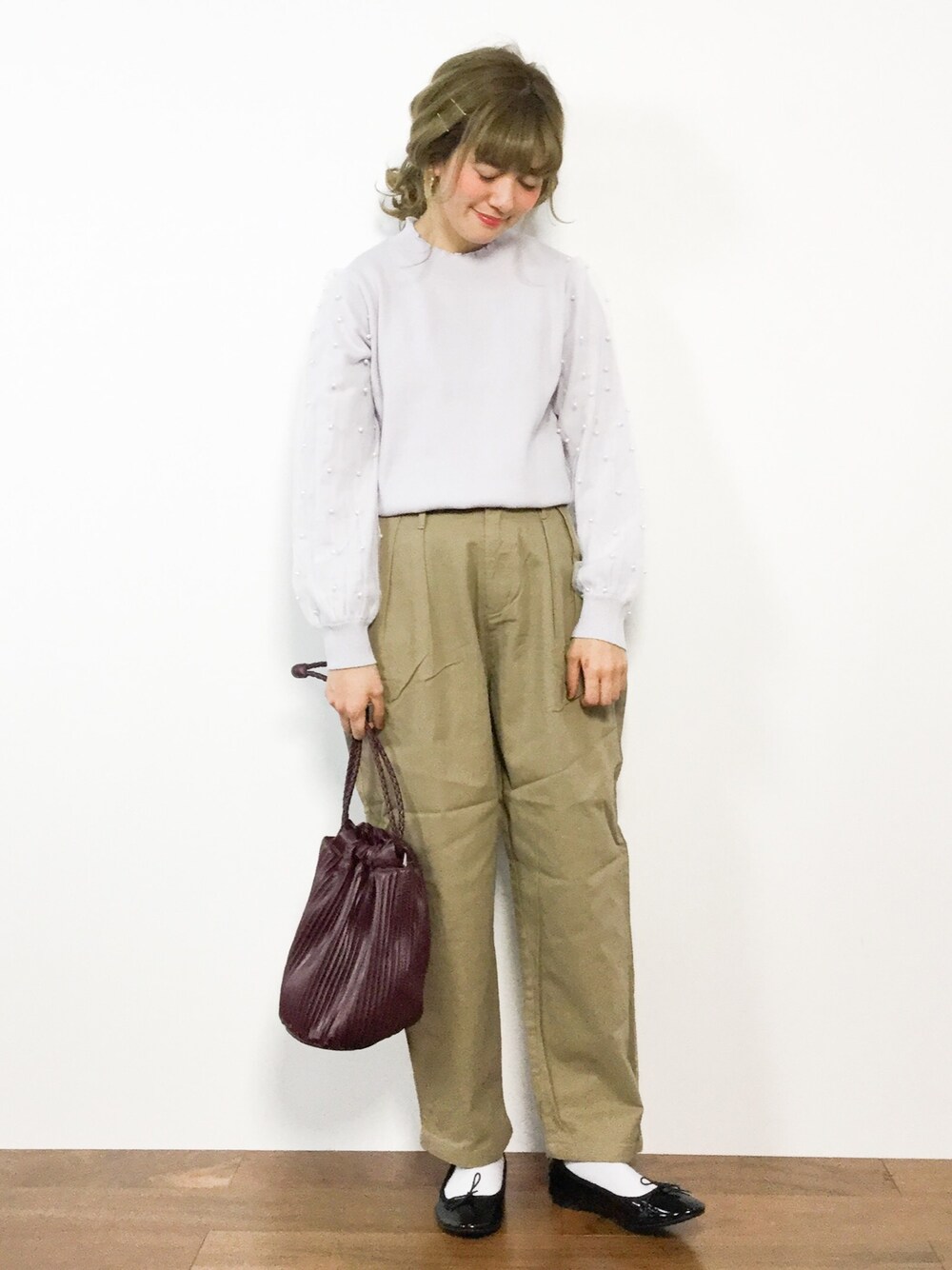 「テーパードパンツ、ニット、ベージュ、パール、大人カジュアル、ラベンダー、冬、巾着バッグ、ZOZOセール、着用商品全てセールアイテムです♪」｜「MAJESTIC LEGONのパールチュール袖ニットプルオーバー（ニット/セーター、パープル系）」を使った、piya*さん（レディース・154cm）の冬コーディネートの1枚目の写真