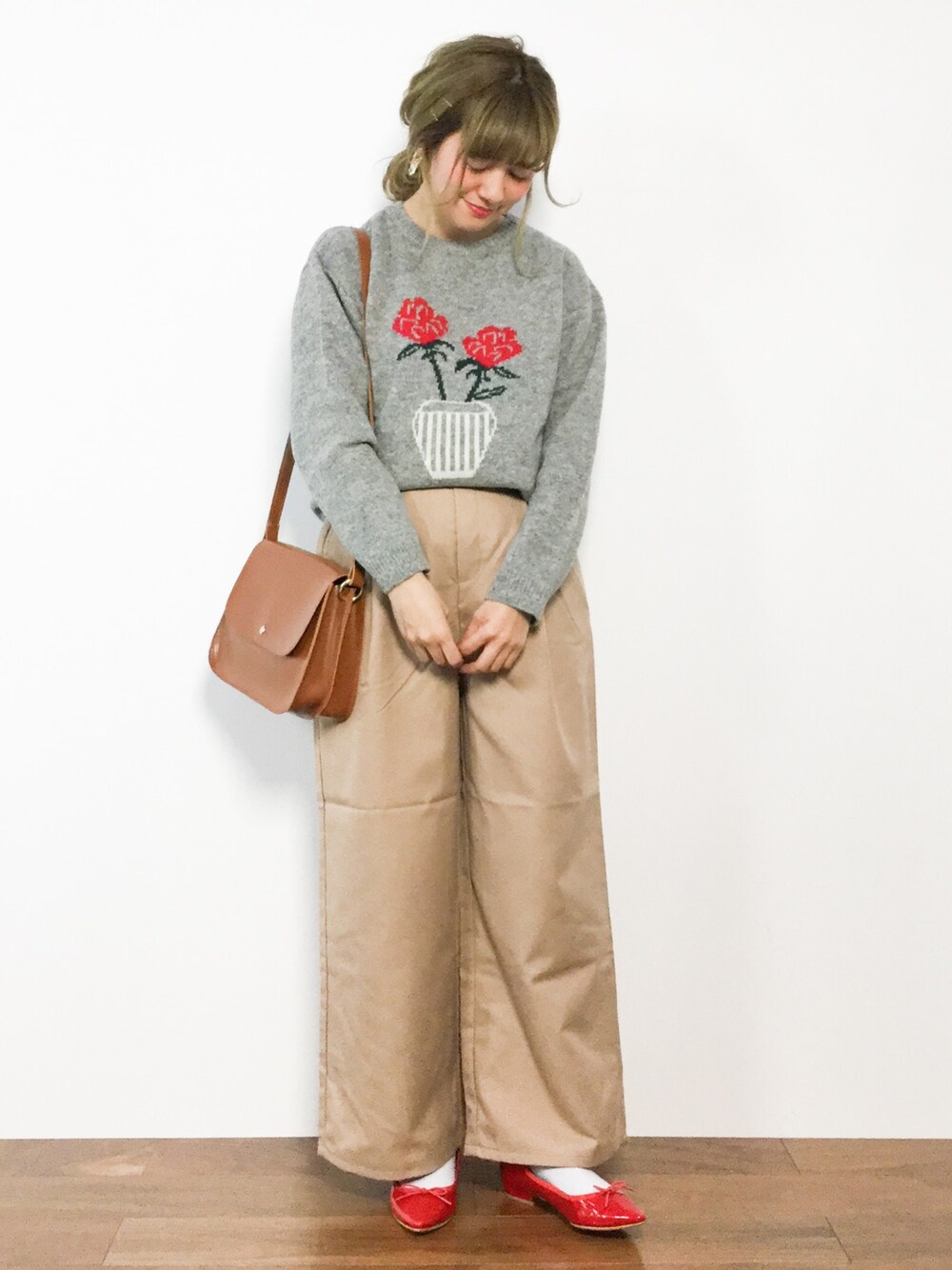 「ニット、グレー、チノパン、ショルダーバッグ、ベージュ、赤、キャメル、ワイドパンツ、冬、このトップスとボトムスはセールアイテムです♪」｜「chambre de charmeのcdc　★柄違いお花JQ    プルオーバー（ニット/セーター、グレー系）」を使った、piya*さん（レディース・154cm）の冬コーディネートの1枚目の写真