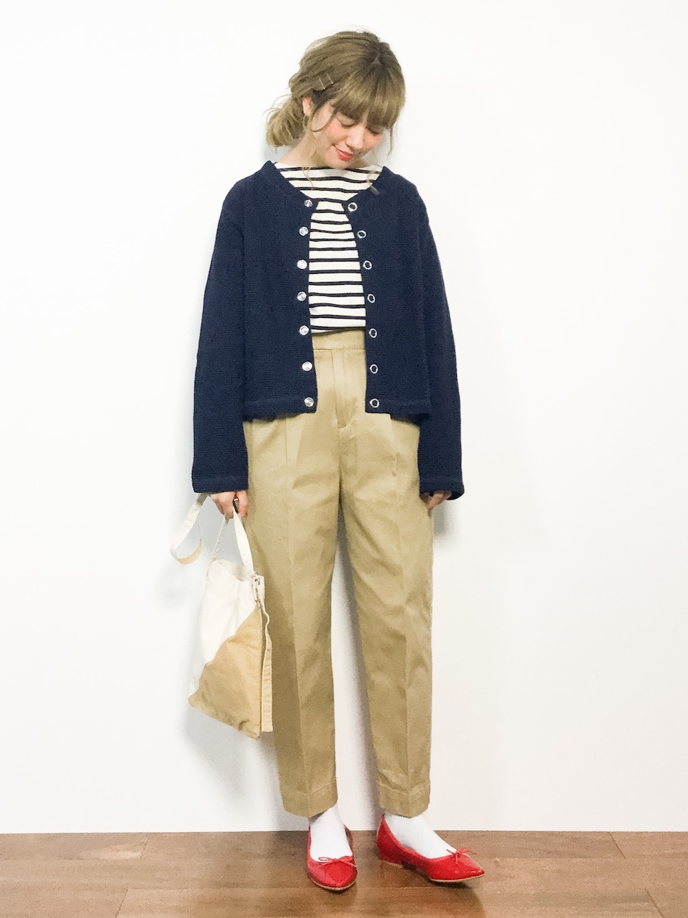 「テーパードパンツ、カーディガン、ベージュ、ネイビー、赤、大人カジュアル、ボーダートップス、春コーデ、ワッフル、サコッシュ」｜「ORCIVALの【ORCIVAL】コットンロード フレンチバスクシャツ WOMEN（Tシャツ/カットソー、その他）」を使った、piya*さん（レディース・154cm）の冬コーディネートの1枚目の写真