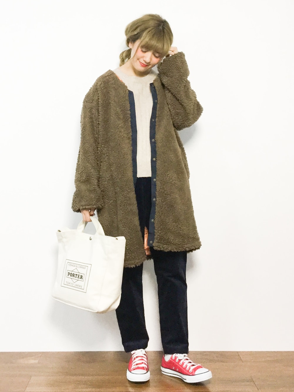「テーパードパンツ、コート、アウター、ベージュ、ネイビー、赤、冬コーデ、茶色、リブニット、ボアコート」｜「SY3のサイドスリットカラーリブニット（ニット/セーター、ベージュ系）」を使った、piya*さん（レディース・154cm）の冬コーディネートの1枚目の写真