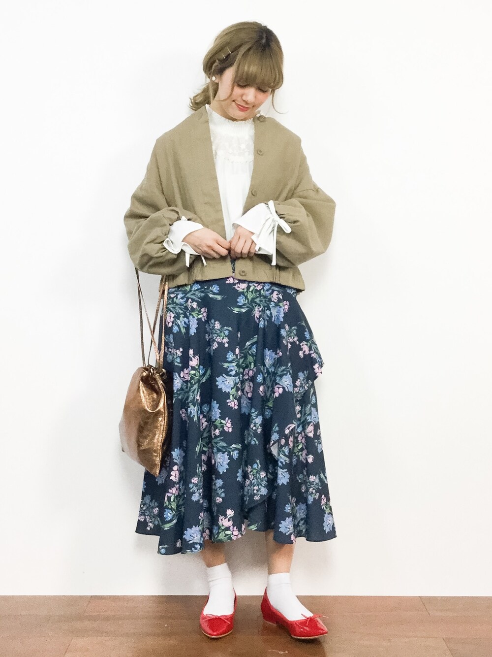 「ブルゾン、アウター、ベージュ、ネイビー、赤、大人カジュアル、春コーデ、花柄スカート、レースブラウス、バルーンスリーブ」｜「INGNIの【春の新作】ヨークレース袖リボントロミブラウス-2018SS-（シャツ/ブラウス、ホワイト系）」を使った、piya*さん（レディース・154cm）の冬コーディネートの1枚目の写真
