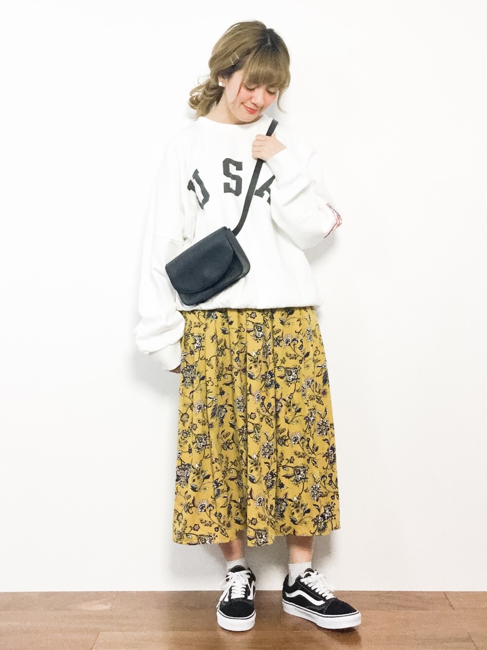 「ビッグシルエット、VANS、黒、大人カジュアル、ロングスカート、マスタード、ロゴスウェット、ペイズリー、春コーデ、ボディバッグ」｜「via jのvia j(ヴィアジェイ)"USA"ロゴトレーナー(裏毛TYPE) （スウェット、ホワイト系）」を使った、piya*さん（レディース・154cm）の冬コーディネートの1枚目の写真