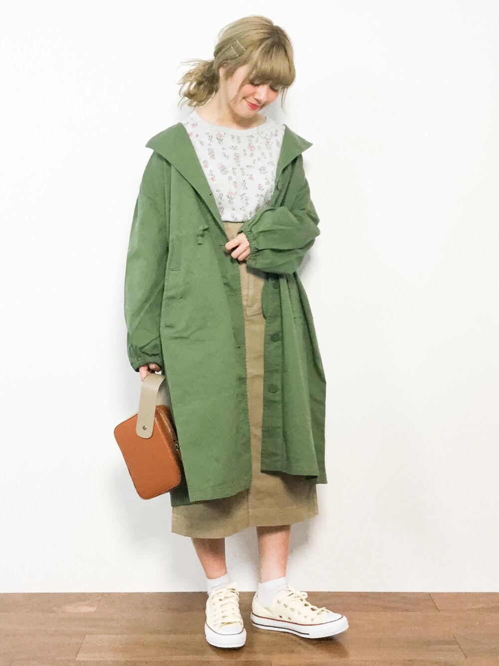 「カットソー、タイトスカート、アウター、モッズコート、グレー、クラッチバッグ、ベージュ、花柄、カーキ、春コーデ」｜「JEMORGANのJE MORGAN/JEモーガン　花柄長袖クルーネックT（Tシャツ/カットソー、グレー系）」を使った、piya*さん（レディース・154cm）の春コーディネートの1枚目の写真