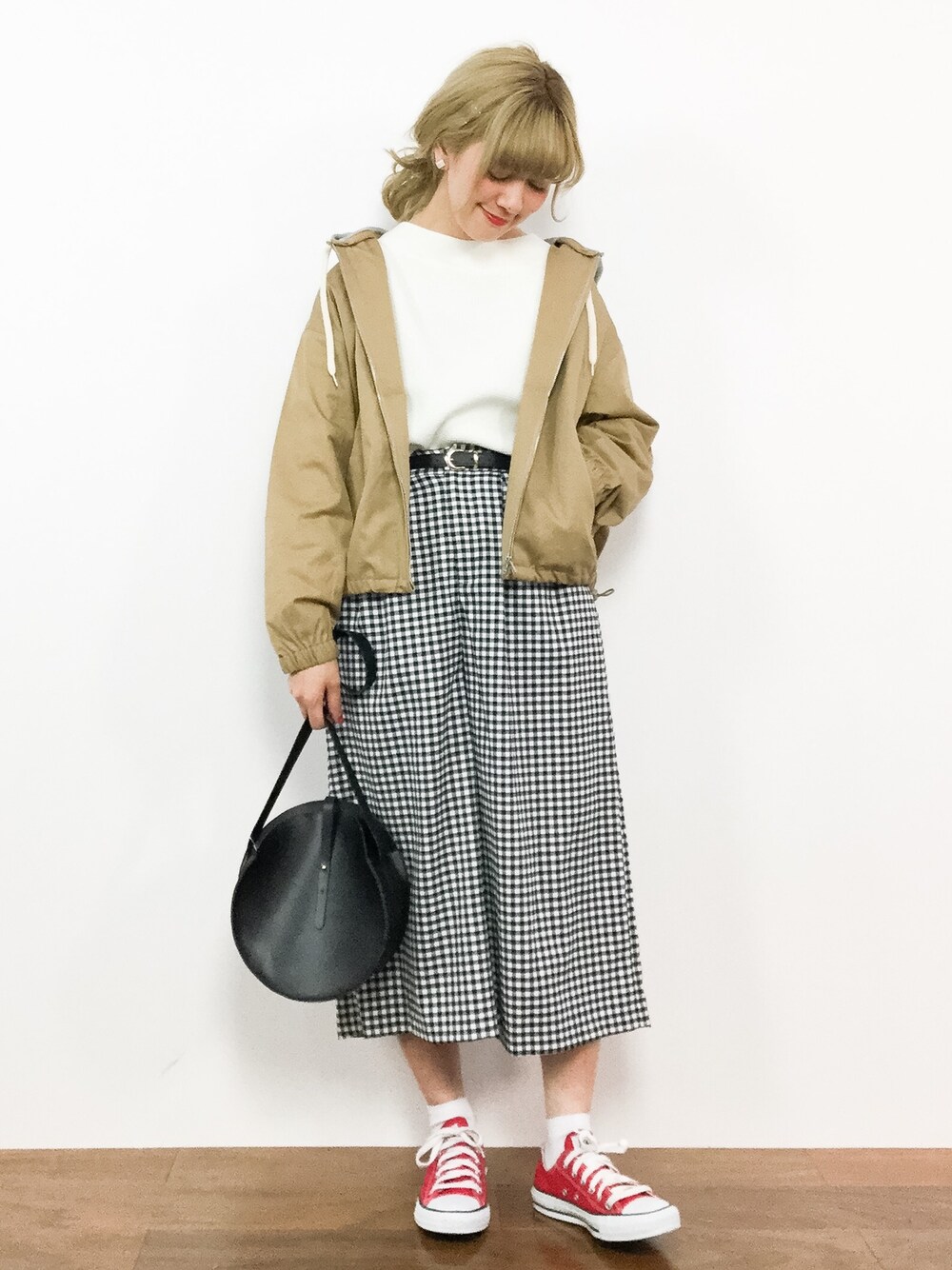「ブルゾン、コンバース、アウター、ショルダーバッグ、ベージュ、赤、チェックパンツ、白ニット、ガウチョパンツ、春コーデ」｜「LOWRYS FARMのドロストプルオーバー　783991（ニット/セーター、ホワイト系）」を使った、piya*さん（レディース・154cm）の春コーディネートの1枚目の写真