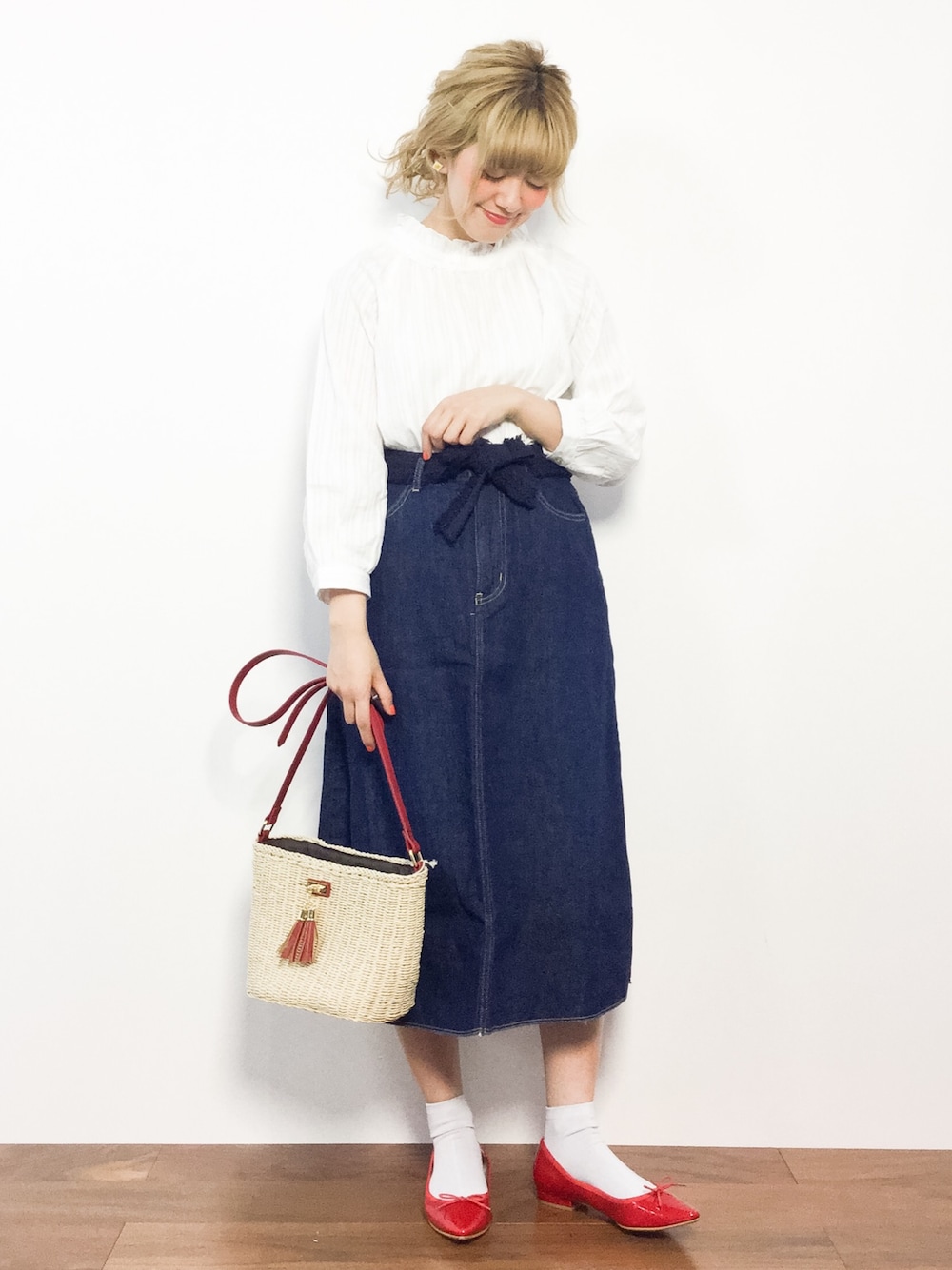 ホワイト系のシャツ/ブラウス、ブルー系のデニムスカート、レッド系のかごバッグを着用したレディースの春コーディネートの1枚目の写真