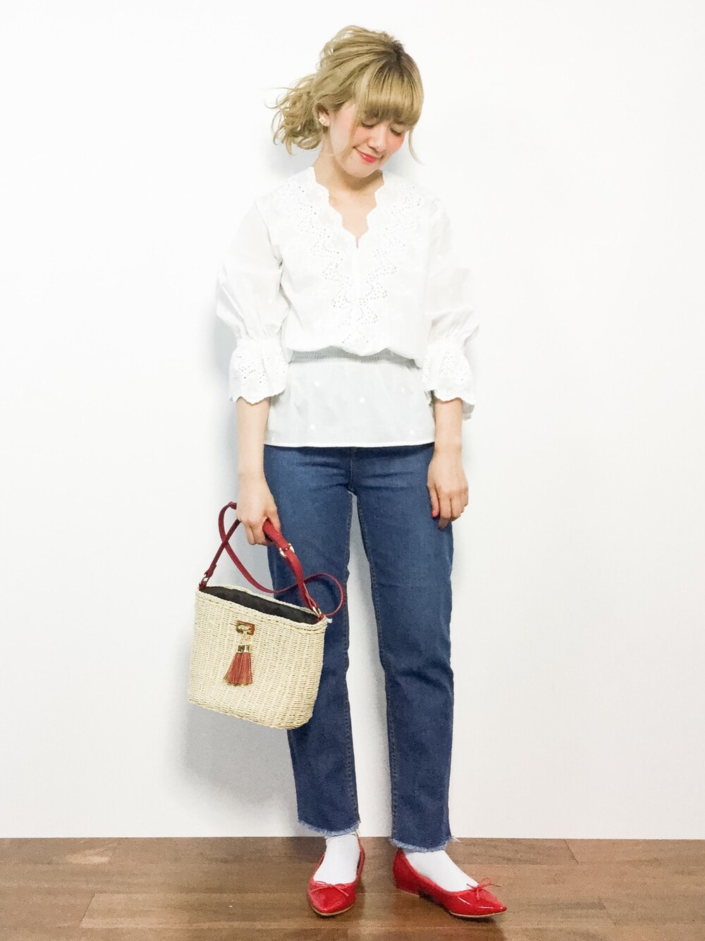 ホワイト系のシャツ/ブラウス、ブルー系のデニムパンツ、レッド系のかごバッグを着用したレディースの春コーディネートの1枚目の写真
