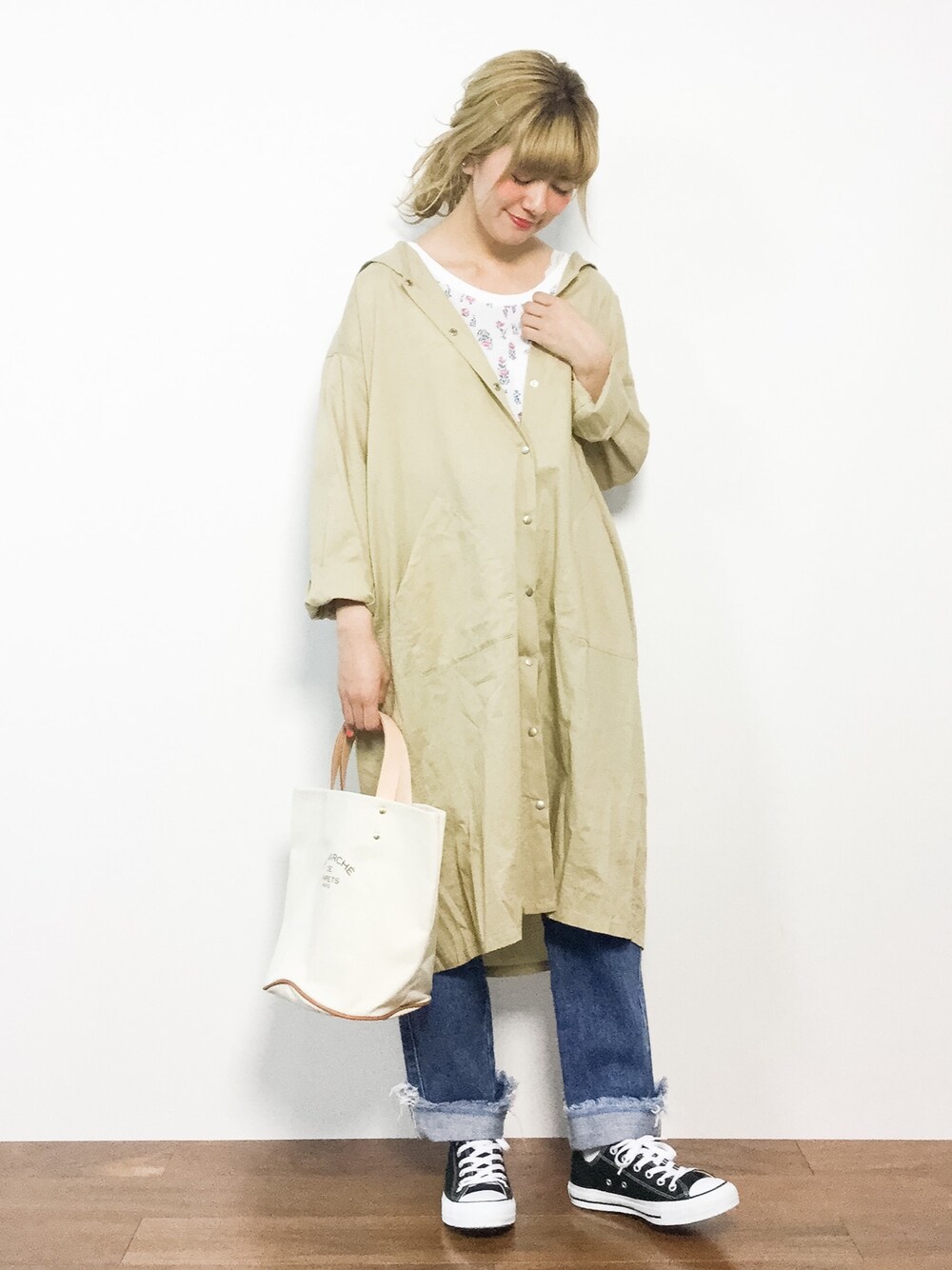 ホワイト系のTシャツ/カットソー、ベージュ系のシャツワンピース、ベージュ系のトートバッグを着用したレディースの春コーディネートの1枚目の写真