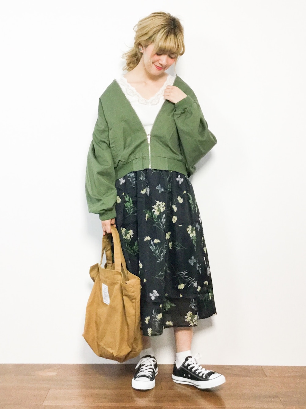 「ブルゾン、コンバース、アウター、トートバッグ、黒、大人カジュアル、カーキ、春コーデ、花柄スカート、オーガンジースカート」｜「rpsのゆるシルエットラグランブルゾン（ブルゾン、グリーン系）」を使った、piya*さん（レディース・154cm）の春コーディネートの1枚目の写真