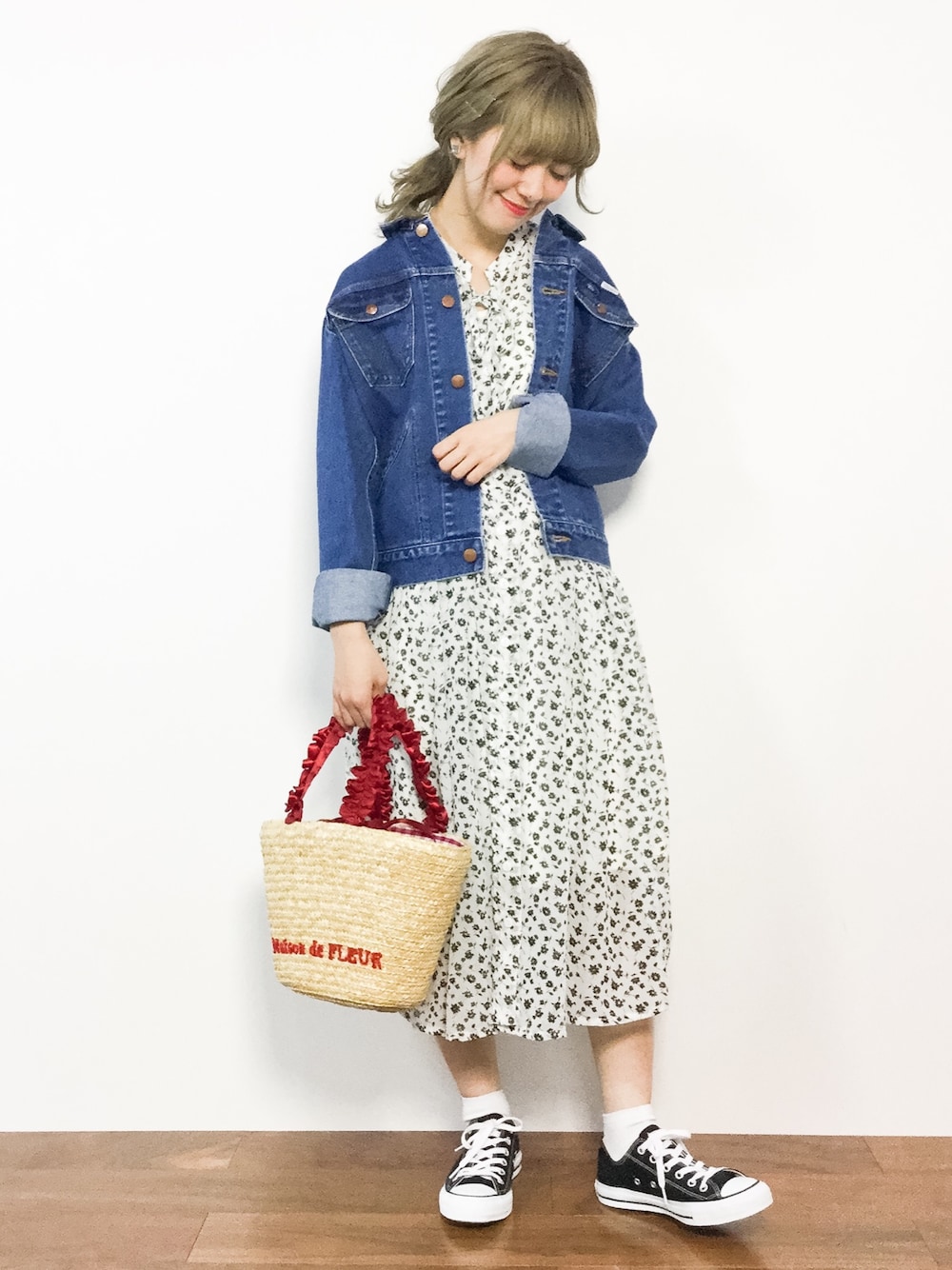 ブルー系のデニムジャケット、ホワイト系のワンピース、レッド系のかごバッグを着用したレディースの春コーディネートの1枚目の写真