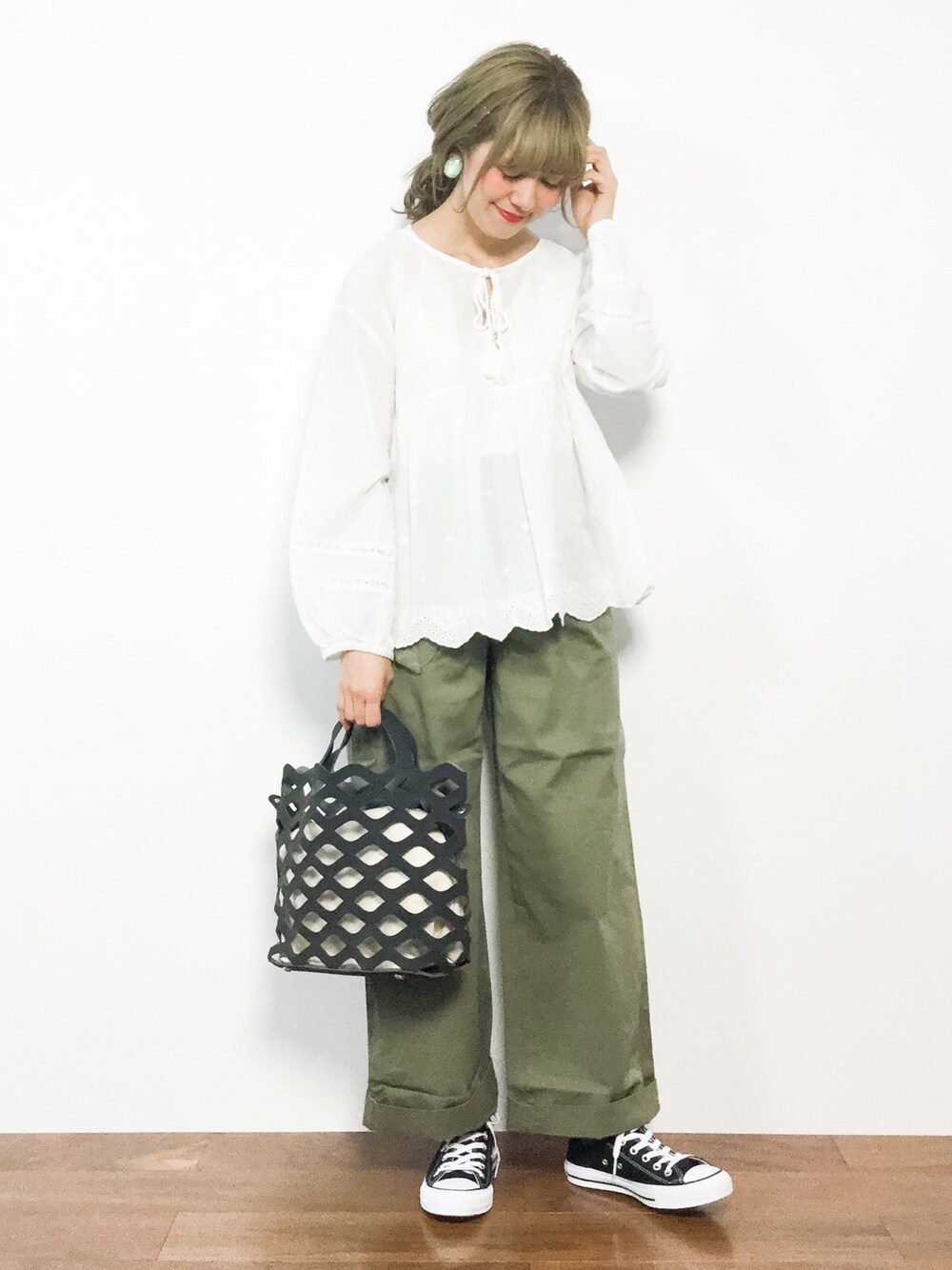 ホワイト系のシャツ/ブラウス、グリーン系のチノパンツ、ブラック系のショルダーバッグを着用したレディースの春コーディネートの1枚目の写真