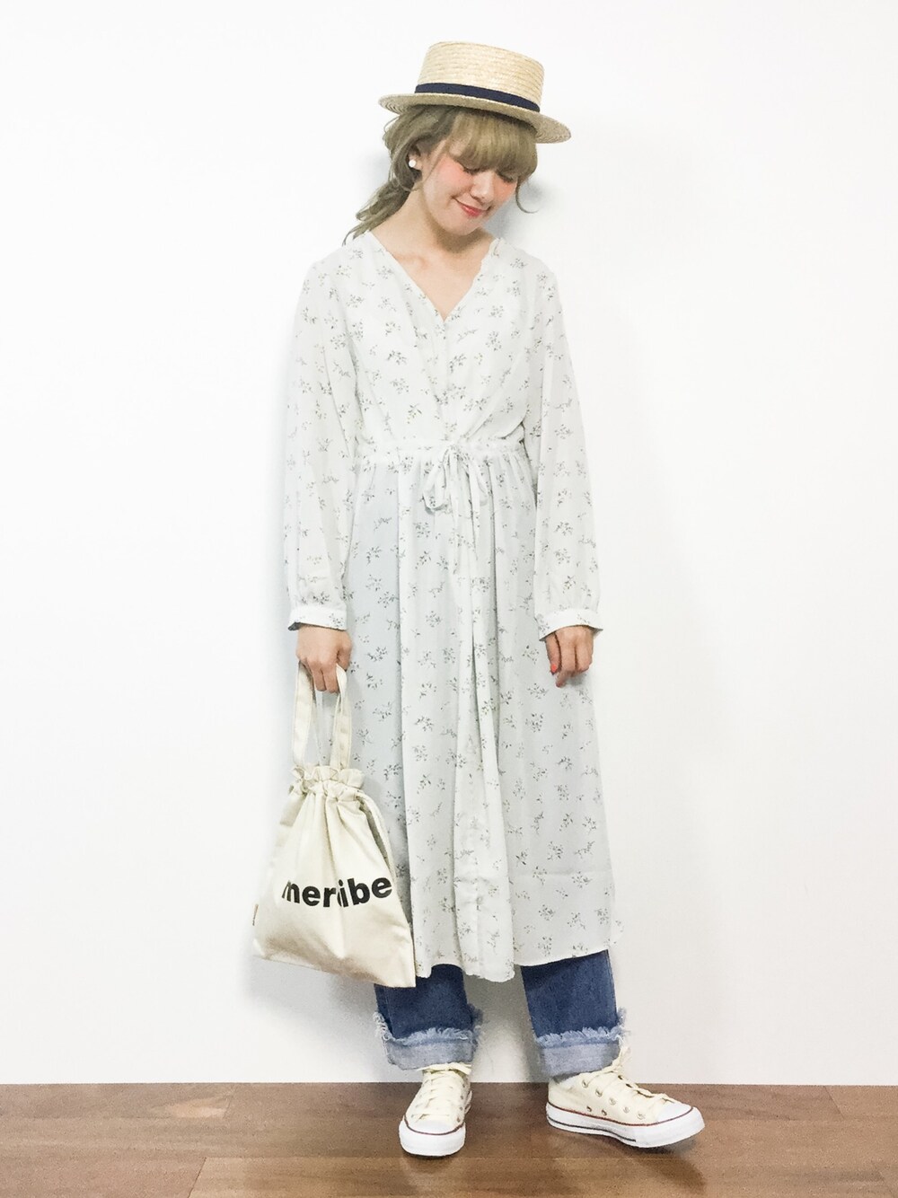 「コンバース、花柄、大人カジュアル、デニムパンツ、巾着バッグ、ロングワンピース、春コーデ、花柄ワンピース、カンカン帽、ガウンワンピース」｜「earth music&ecologyの・花柄ガウンワンピース（シャツワンピース、ホワイト系）」を使った、piya*さん（レディース・154cm）の春コーディネートの1枚目の写真
