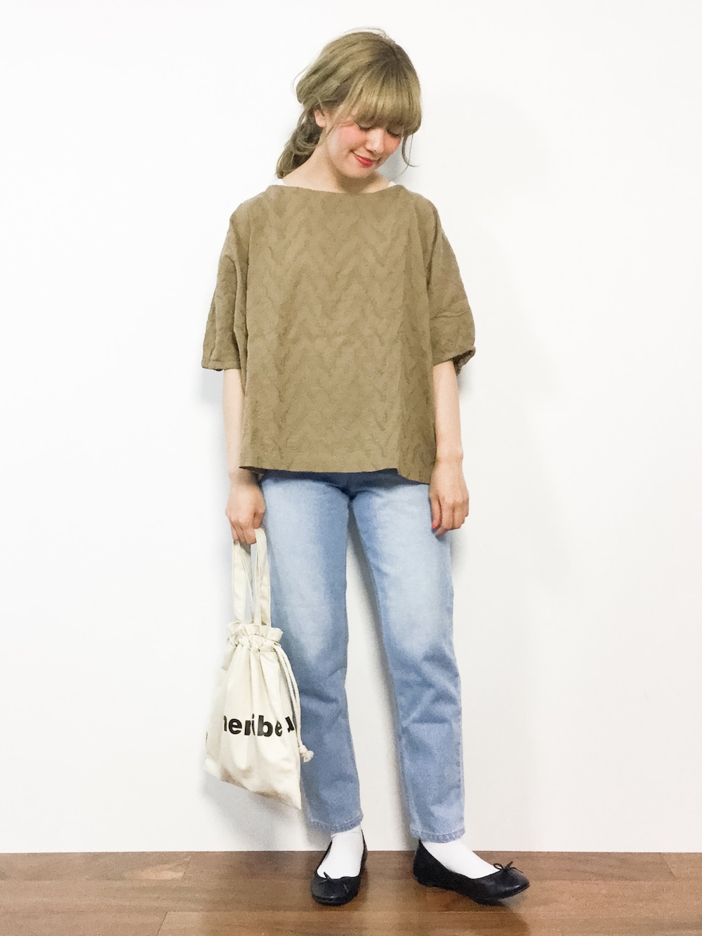 ベージュ系のシャツ/ブラウス、ブルー系のデニムパンツ、ホワイト系のトートバッグを着用したレディースの春コーディネートの1枚目の写真