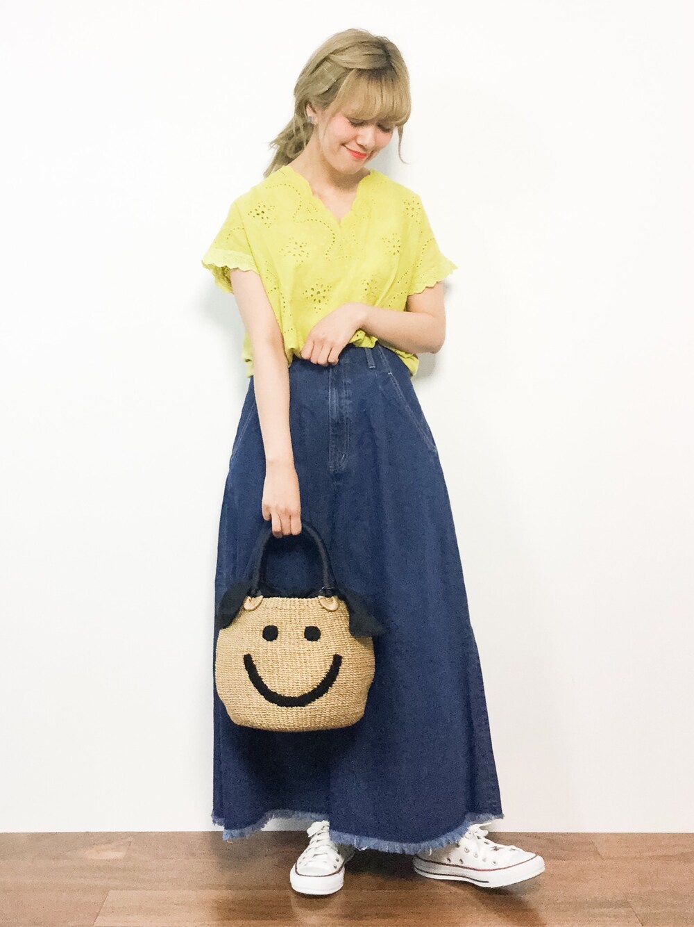 「コンバース、大人カジュアル、マスタード、デニムパンツ、フレアパンツ、かごバッグ、春コーデ、スカラップ、ニコちゃん、レースブラウス」｜「natural coutureのスカラップレース×天竺プルオーバー（Tシャツ/カットソー、グリーン系）」を使った、piya*さん（レディース・154cm）の春コーディネートの1枚目の写真