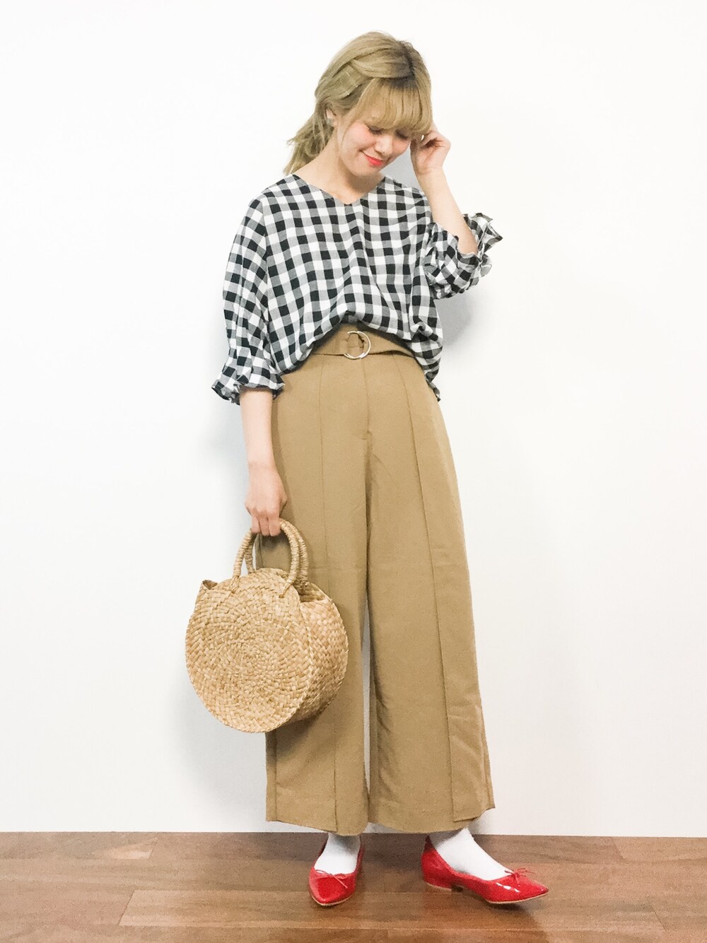 ブラック系のシャツ/ブラウス、ベージュ系のその他パンツ、ベージュ系のかごバッグを着用したレディースの春コーディネートの1枚目の写真