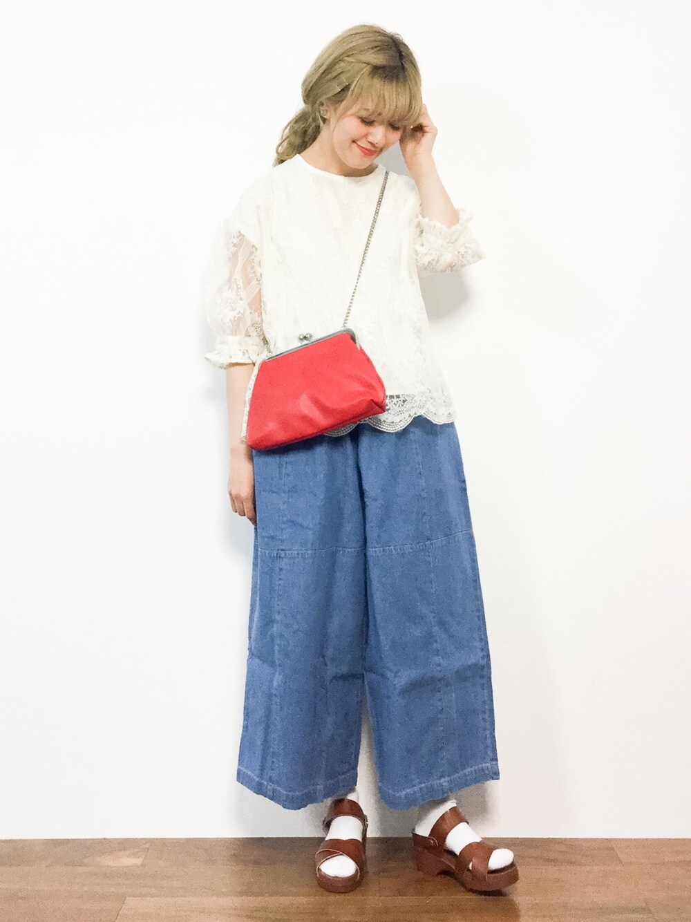 ベージュ系のシャツ/ブラウス、ブルー系のデニムパンツ、レッド系のショルダーバッグを着用したレディースの春コーディネートの1枚目の写真