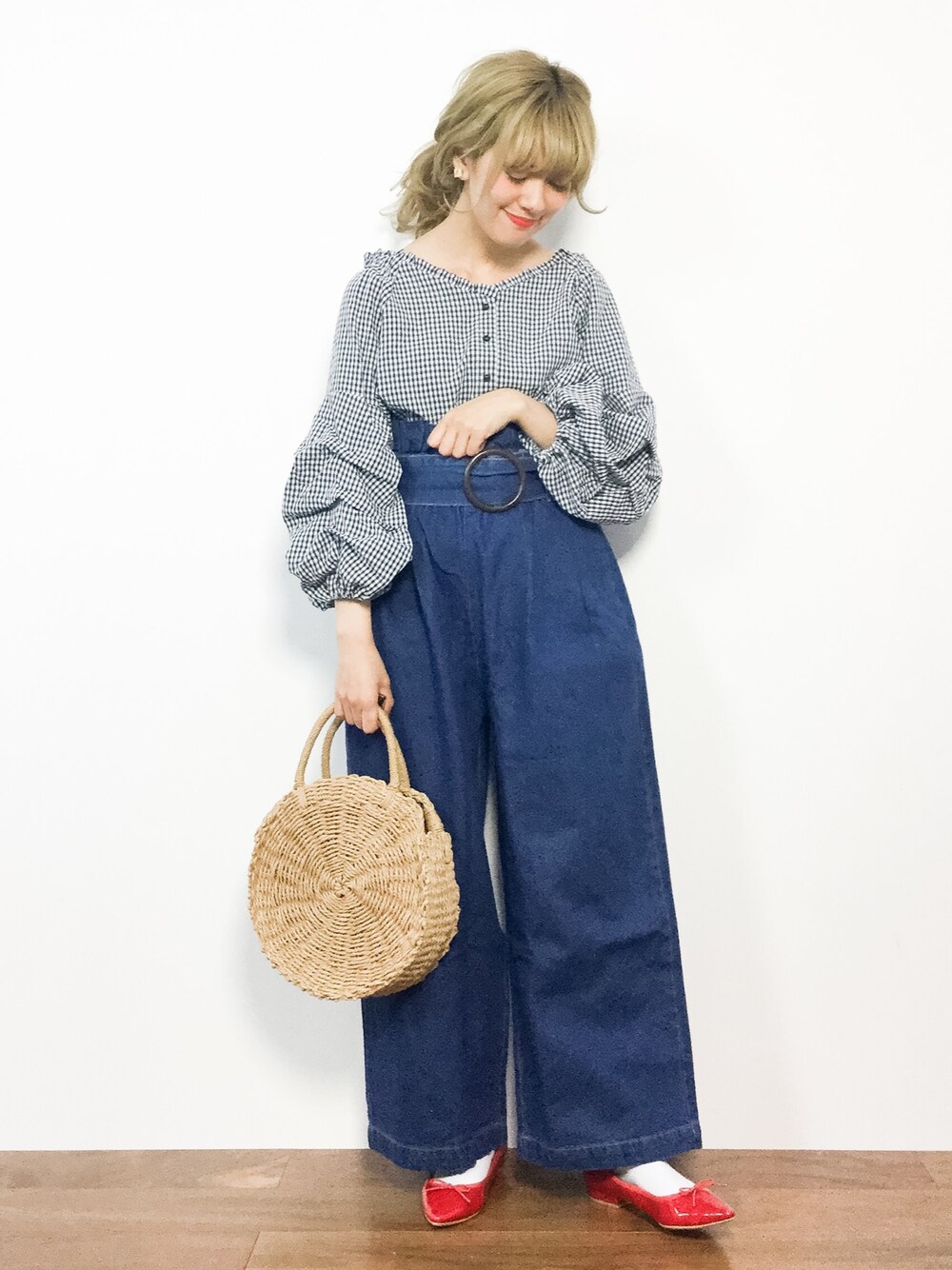 ブルー系のシャツ/ブラウス、ブルー系のデニムパンツ、ブラウン系のショルダーバッグを着用したレディースの春コーディネートの1枚目の写真