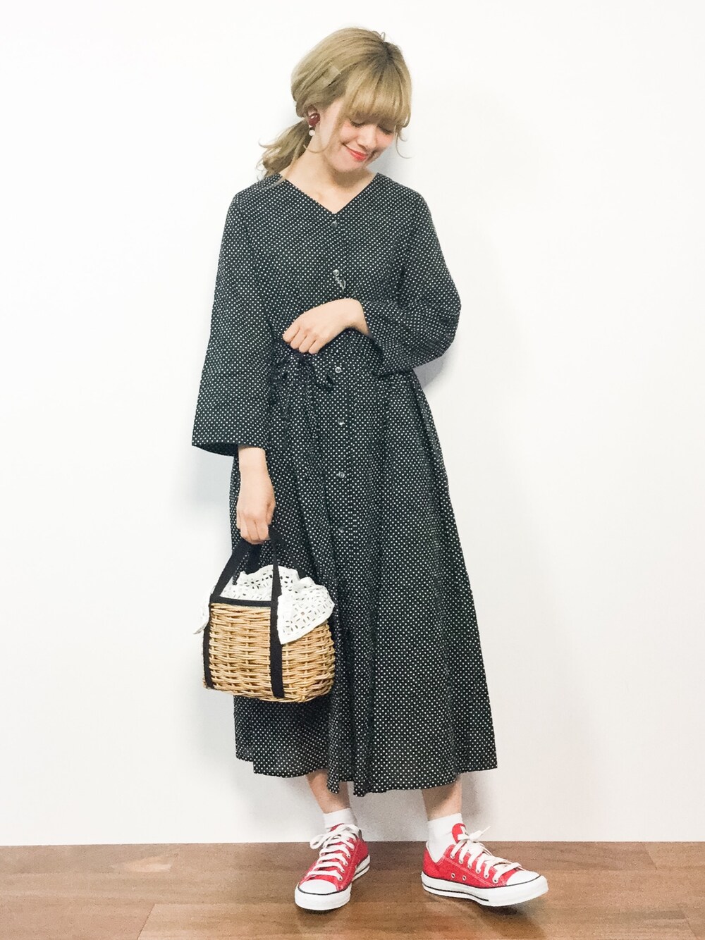 ブラック系のワンピース、ホワイト系のかごバッグを着用したレディースの春コーディネートの1枚目の写真