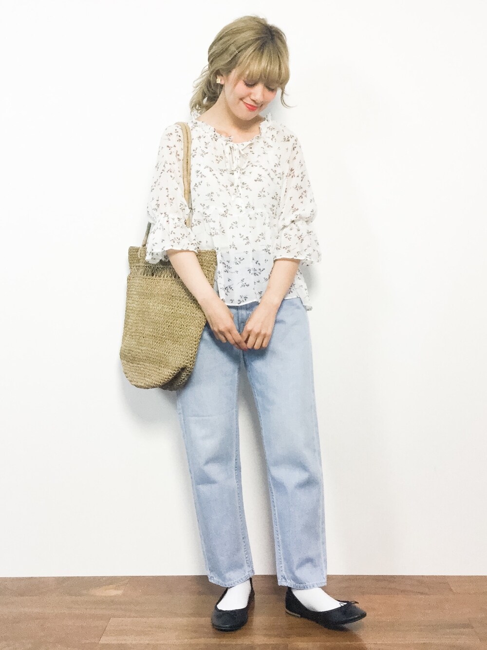 ホワイト系のシャツ/ブラウス、ブルー系のデニムパンツ、ホワイト系のかごバッグを着用したレディースの春コーディネートの1枚目の写真