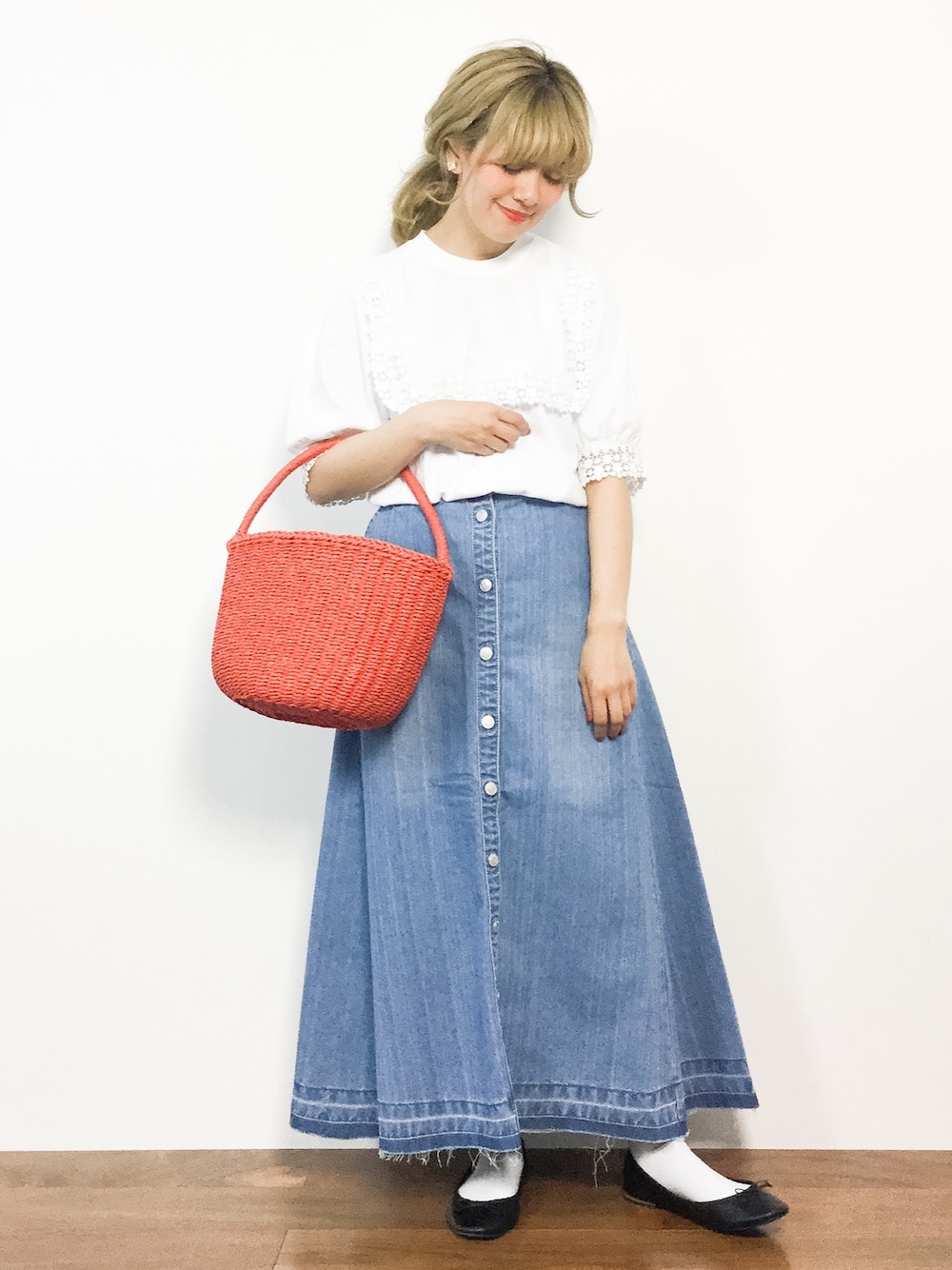 ホワイト系のTシャツ/カットソー、ブルー系のスカート、レッド系のかごバッグを着用したレディースの春コーディネートの1枚目の写真