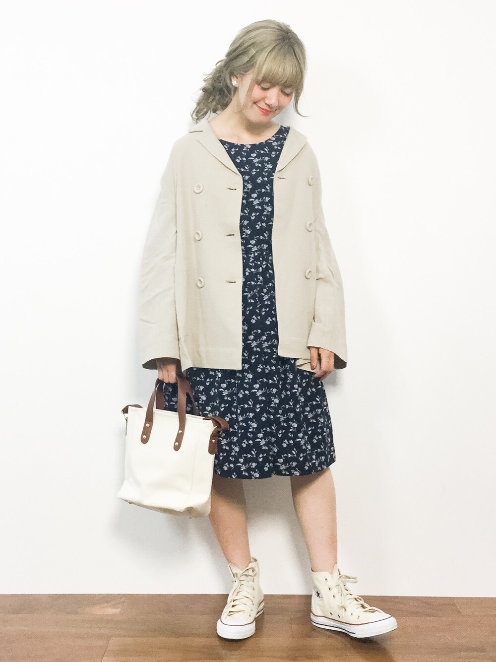 「ジャケット、コンバース、アウター、トートバッグ、ベージュ、ネイビー、大人カジュアル、春コーデ、花柄ワンピース、ダブルボタン」｜「MERLOT IKYUのコットンダブルボタンジャケット1343（その他アウター、ベージュ系）」を使った、piya*さん（レディース・154cm）の春コーディネートの1枚目の写真