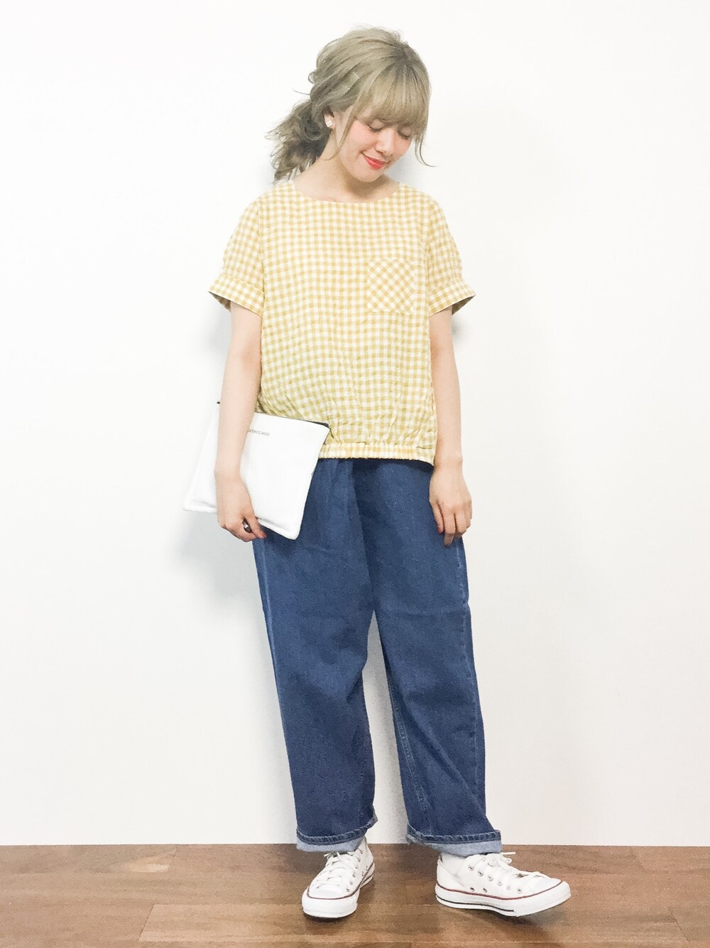 イエロー系のシャツ/ブラウス、ブルー系のその他パンツを着用したレディースの春コーディネートの1枚目の写真