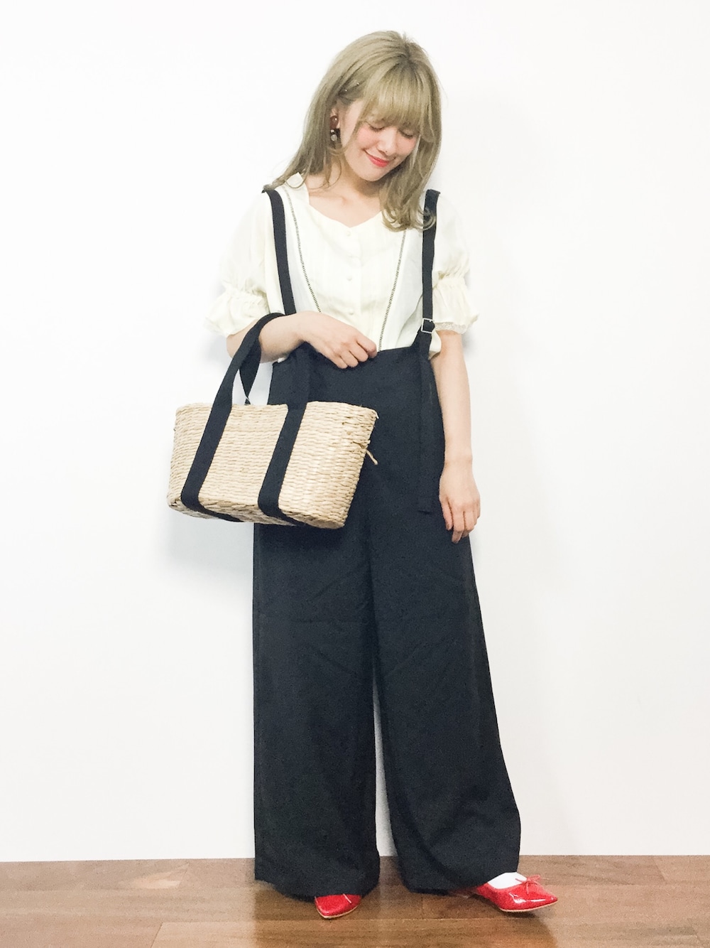 「ベージュ、黒、赤、大人カジュアル、ワイドパンツ、かごバッグ、春コーデ、サスペンダーパンツ、サテンブラウス、レースブラウス」｜「one after another NICE CLAUPのロマンティックサテンブラウス（シャツ/ブラウス、ベージュ系）」を使った、piya*さん（レディース・154cm）の春コーディネートの1枚目の写真