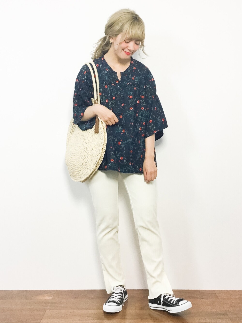 ブルー系のシャツ/ブラウス、ホワイト系のその他パンツ、ベージュ系のかごバッグを着用したレディースの夏コーディネートの1枚目の写真