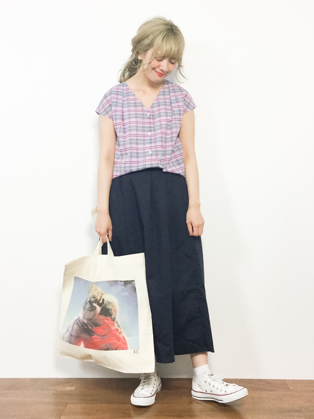 「コンバース、トートバッグ、フレアスカート、ネイビー、ロングスカート、パープル、夏コーデ、ノースリーブ、チェックブラウス、E.T.」｜「SLOBE IENAのチェックVネックブラウス◆（シャツ/ブラウス、パープル系）」を使った、piya*さん（レディース・154cm）の夏コーディネートの1枚目の写真
