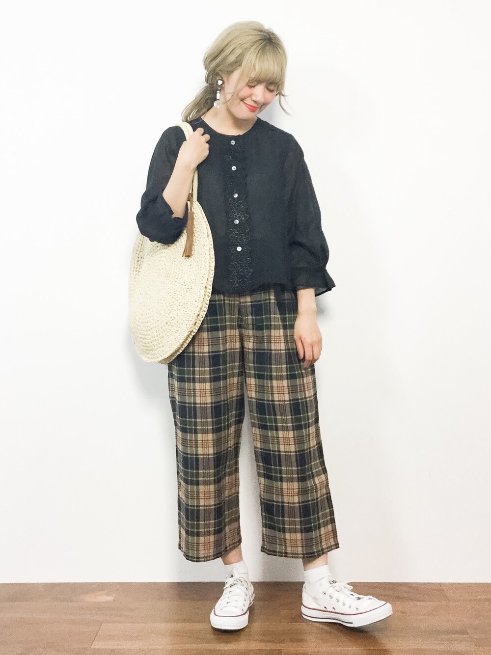 ブラック系のシャツ/ブラウス、ブルー系のその他パンツ、ベージュ系のかごバッグを着用したレディースの夏コーディネートの1枚目の写真