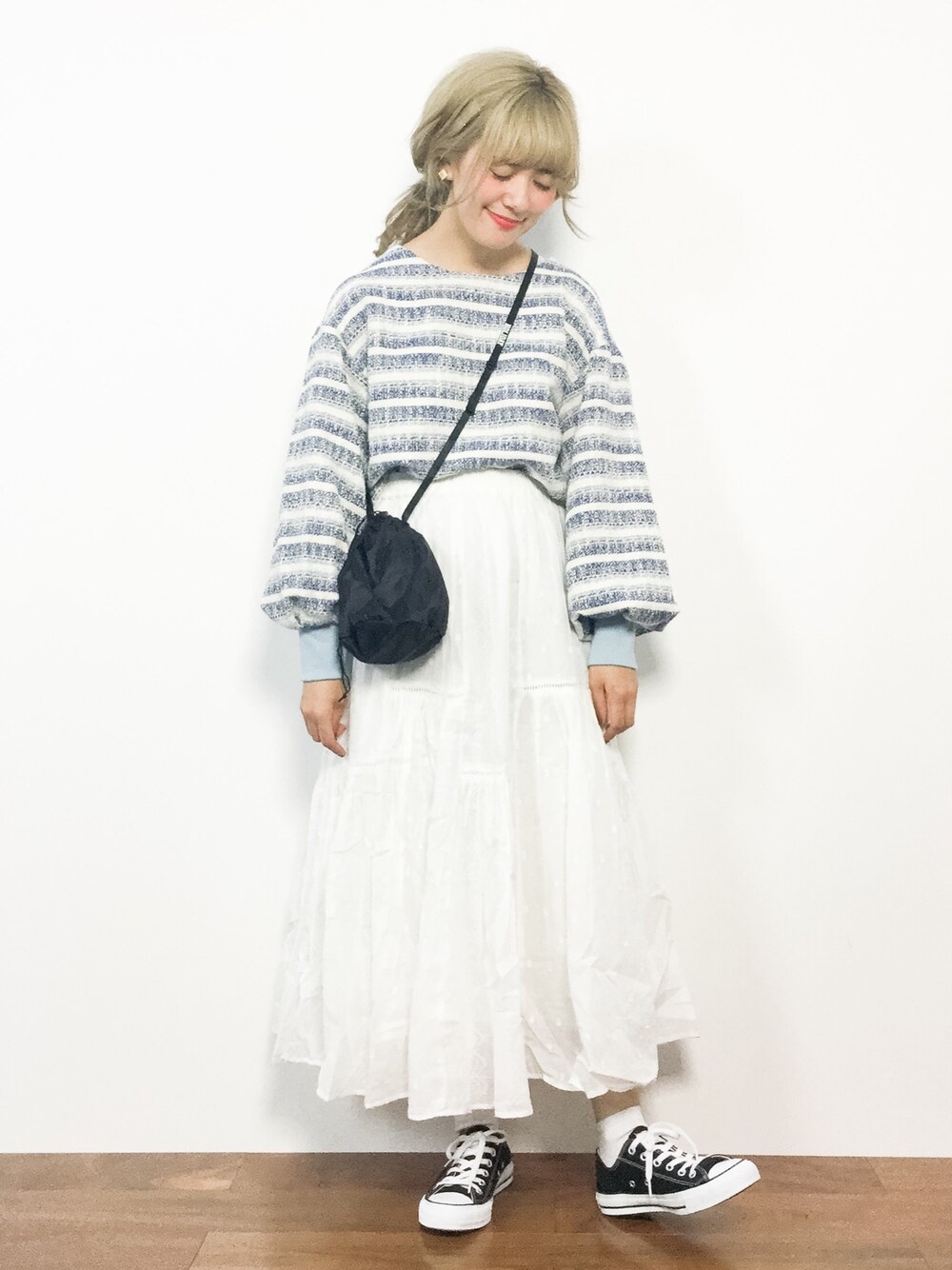 ブルー系のシャツ/ブラウス、ホワイト系のスカート、ブラック系のショルダーバッグを着用したレディースの夏コーディネートの1枚目の写真