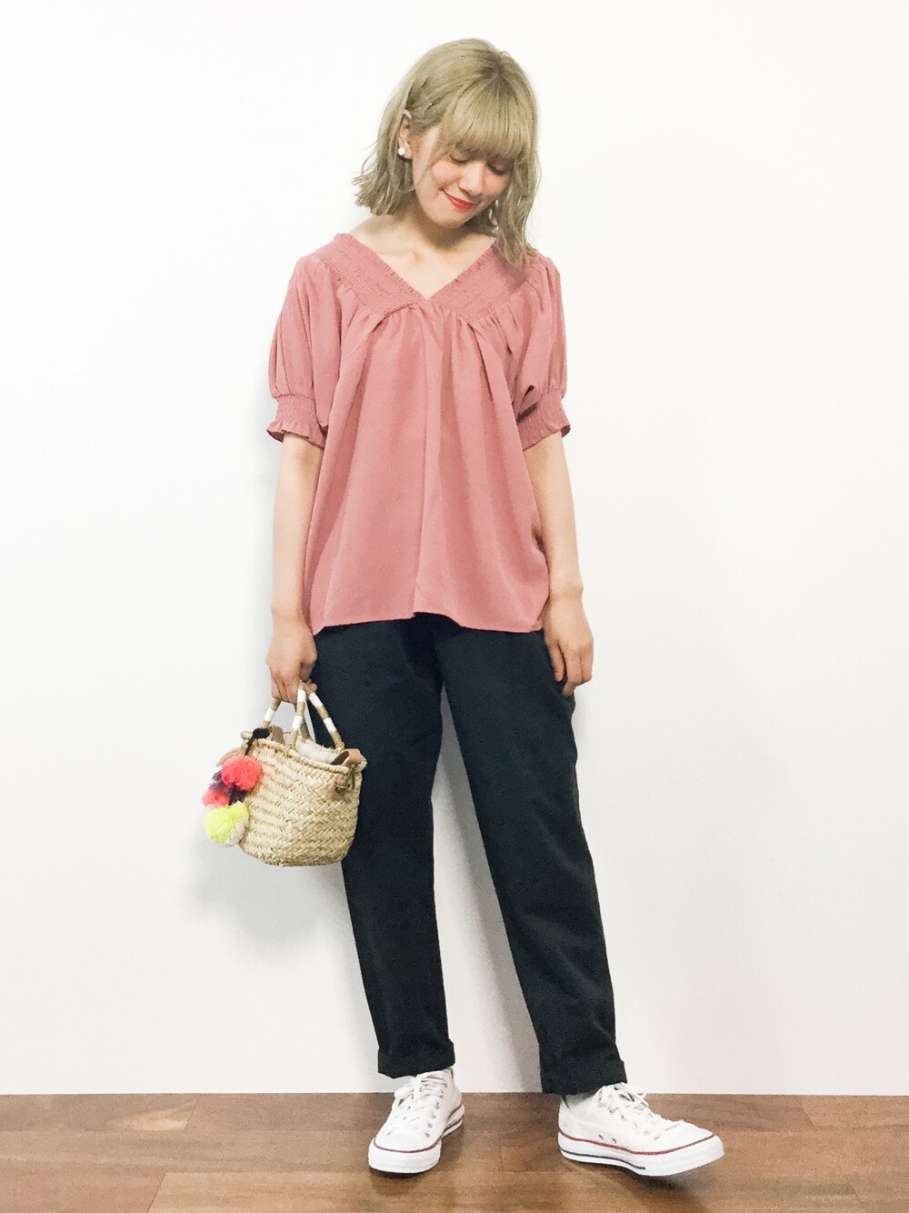 ピンク系のシャツ/ブラウス、ブラック系のその他パンツ、ベージュ系のかごバッグを着用したレディースの夏コーディネートの1枚目の写真