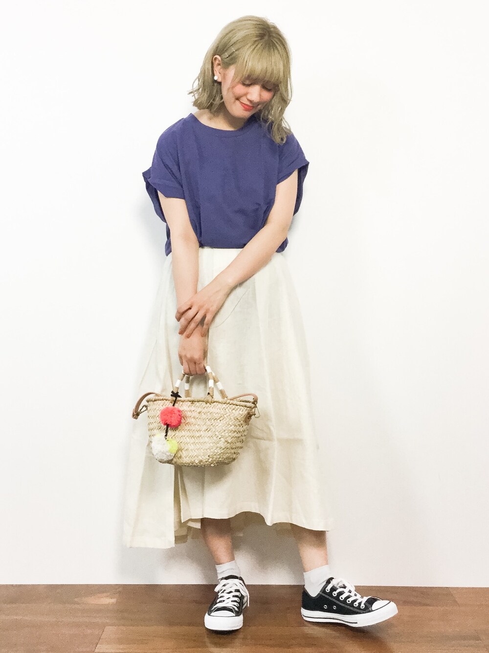パープル系のTシャツ/カットソー、ホワイト系のスカート、ベージュ系のかごバッグを着用したレディースの夏コーディネートの1枚目の写真
