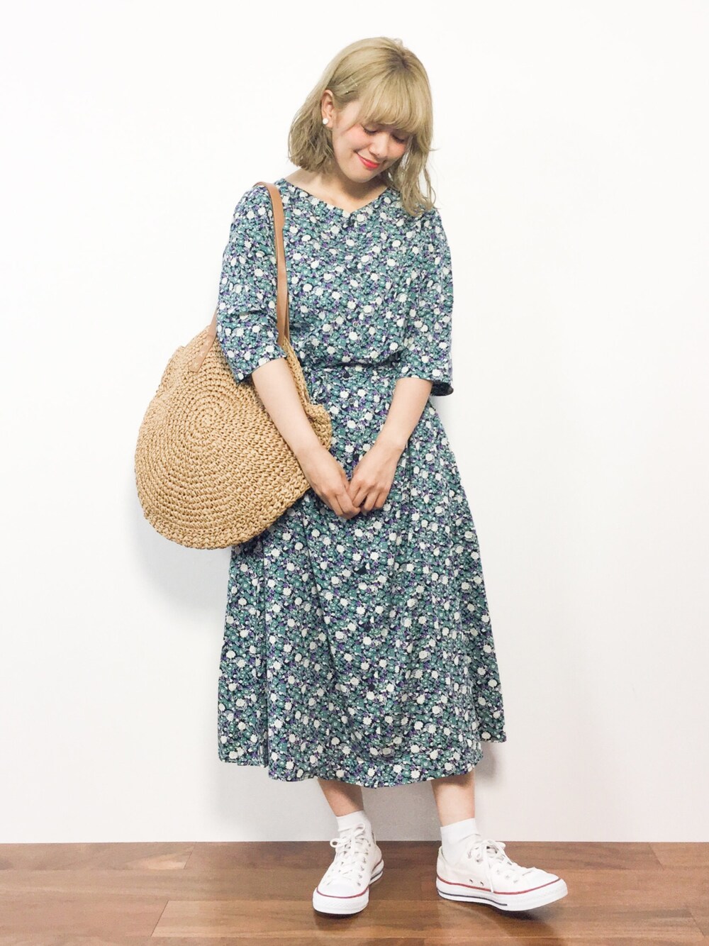 ブラック系のワンピース、ベージュ系のかごバッグを着用したレディースの夏コーディネートの1枚目の写真