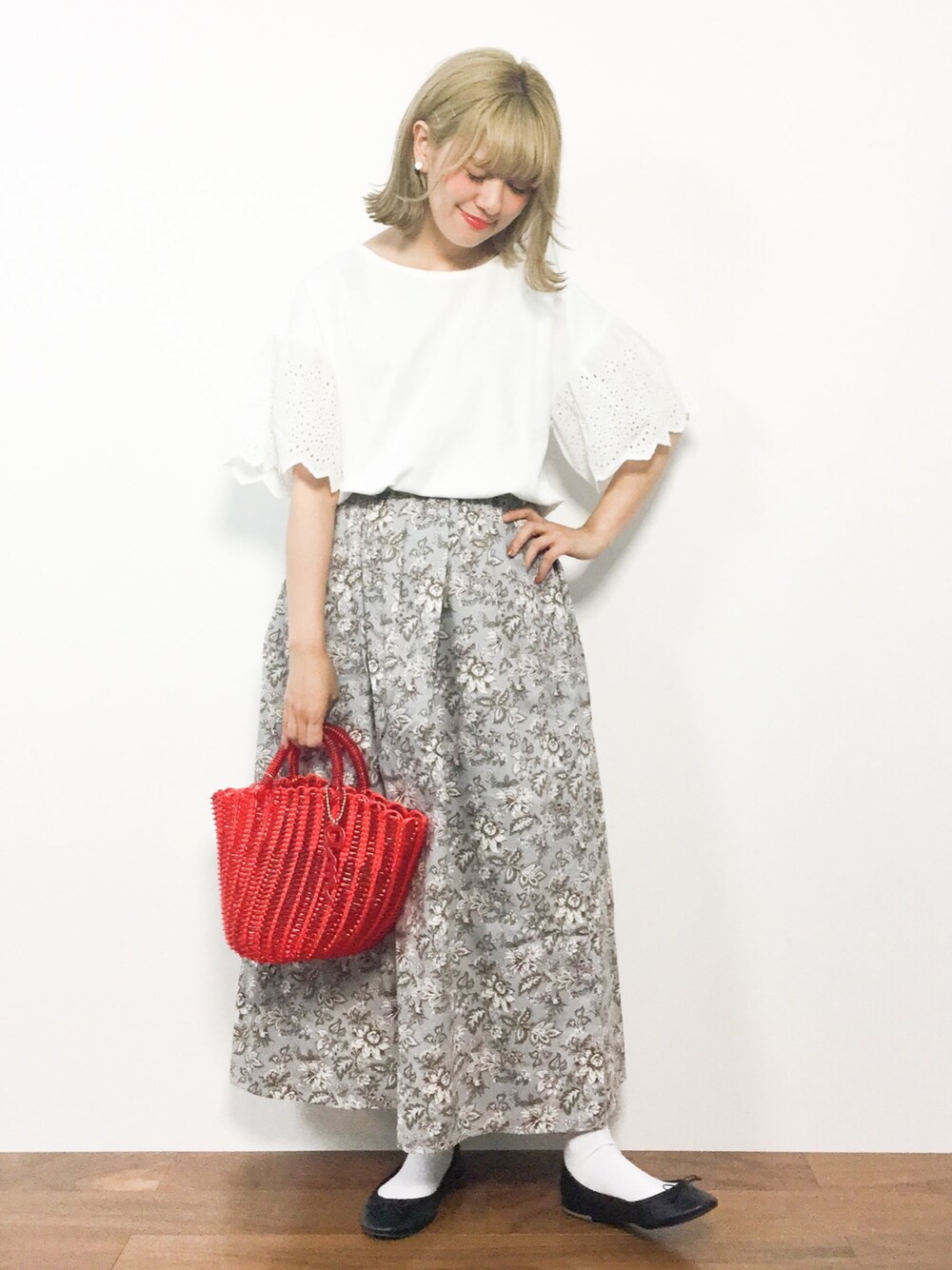 ホワイト系のTシャツ/カットソー、グレー系のスカート、レッド系のかごバッグを着用したレディースの夏コーディネートの1枚目の写真
