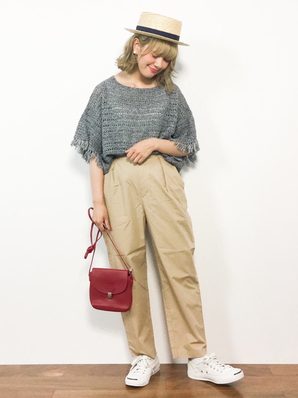 グレー系のニット/セーター、ベージュ系のその他パンツ、レッド系のショルダーバッグを着用したレディースの夏コーディネートの1枚目の写真
