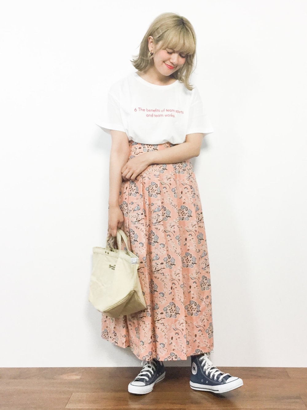 「コンバース、トートバッグ、ロゴT、ピンク、夏、ナチュラル、大人カジュアル、マキシスカート、柄スカート、白Tシャツ」｜「Kastaneの刺繍ﾛｺﾞTee（Tシャツ/カットソー、ホワイト系）」を使った、piya*さん（レディース・154cm）の夏コーディネートの1枚目の写真