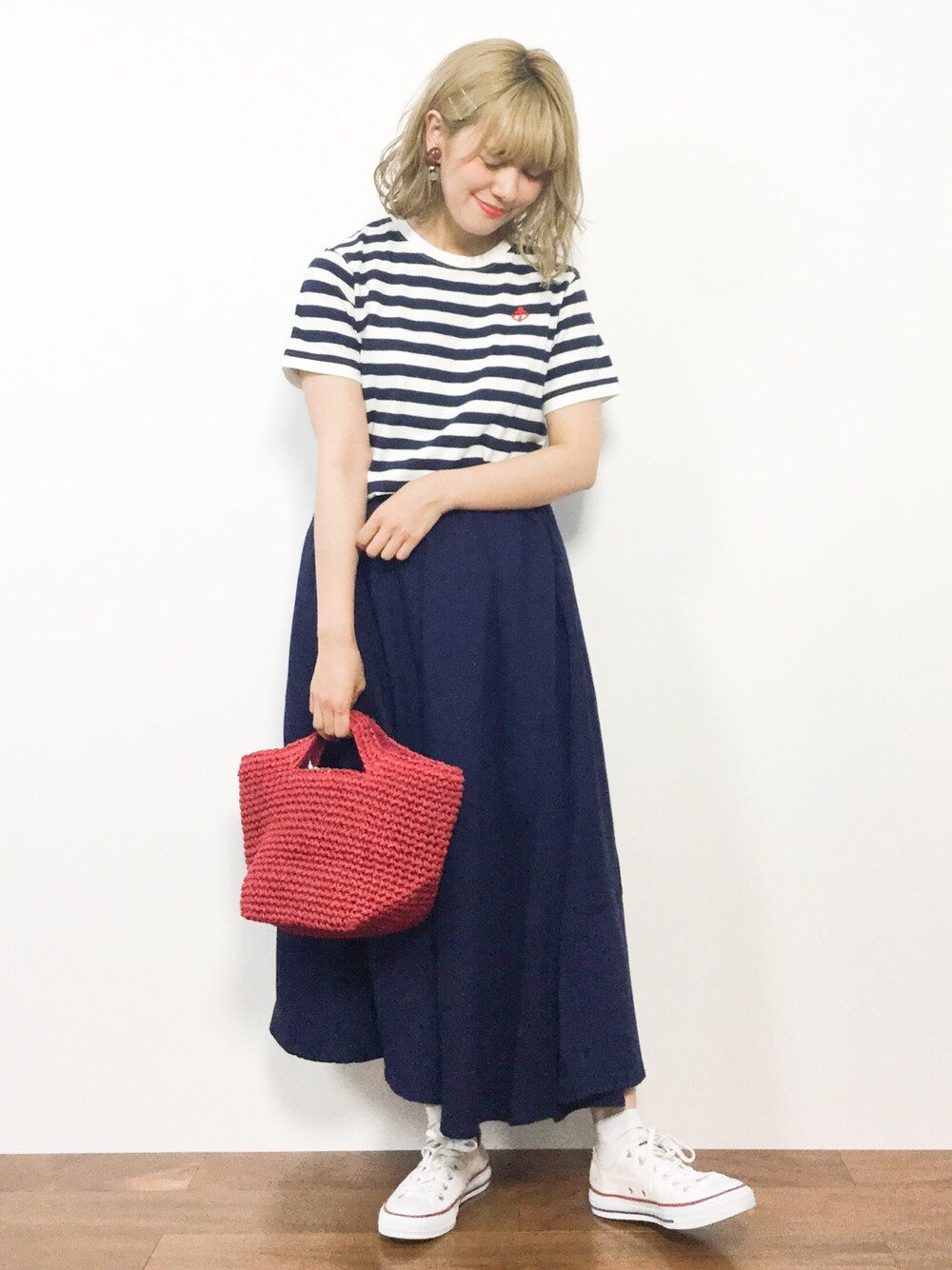 ブルー系のTシャツ/カットソー、ブルー系のスカート、レッド系のかごバッグを着用したレディースの夏コーディネートの1枚目の写真