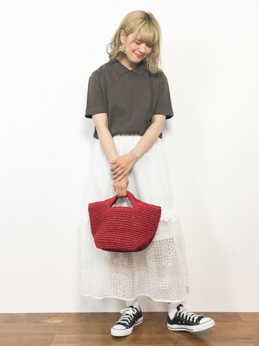 ブラウン系のTシャツ/カットソー、ホワイト系のスカート、レッド系のかごバッグを着用したレディースの夏コーディネートの1枚目の写真