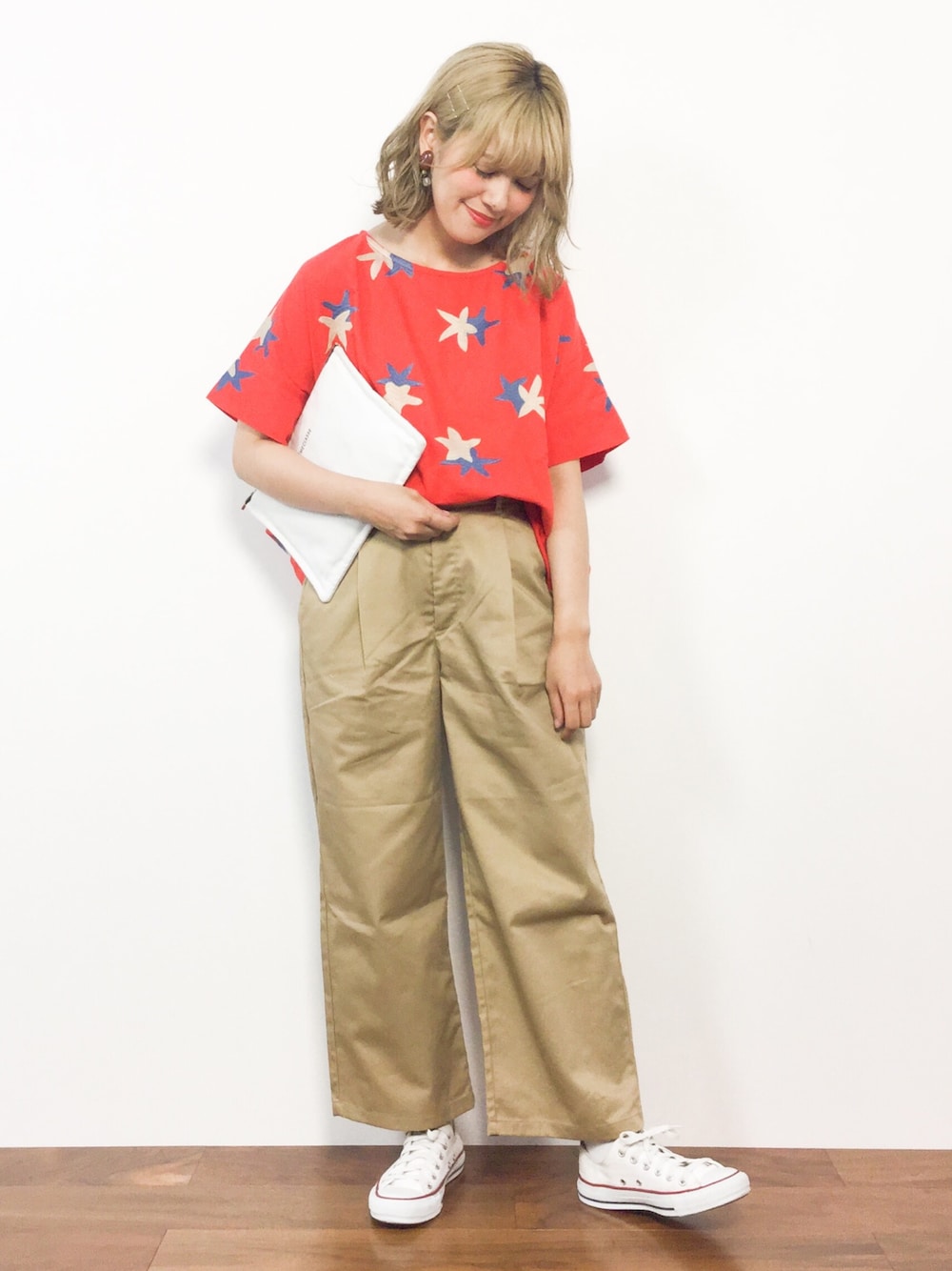 「コンバース、カジュアル、星柄、チノパン、ベージュ、ナチュラル、オレンジ、タックパンツ、夏コーデ、刺繍ブラウス」｜「studio CLIPの【WEB限定販売】スターフィッシュ刺繍ブラウス（シャツ/ブラウス、オレンジ系）」を使った、piya*さん（レディース・154cm）の夏コーディネートの1枚目の写真