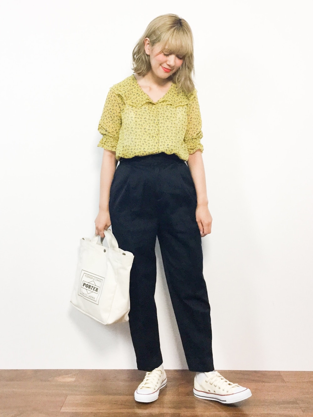 「テーパードパンツ、コンバース、ブラウス、トートバッグ、夏、イエロー、花柄、ネイビー、大人カジュアル、CHILD WOMAN」｜「RAY CASSINの小花柄二重衿ブラウス（シャツ/ブラウス、イエロー系）」を使った、piya*さん（レディース・154cm）の夏コーディネートの1枚目の写真
