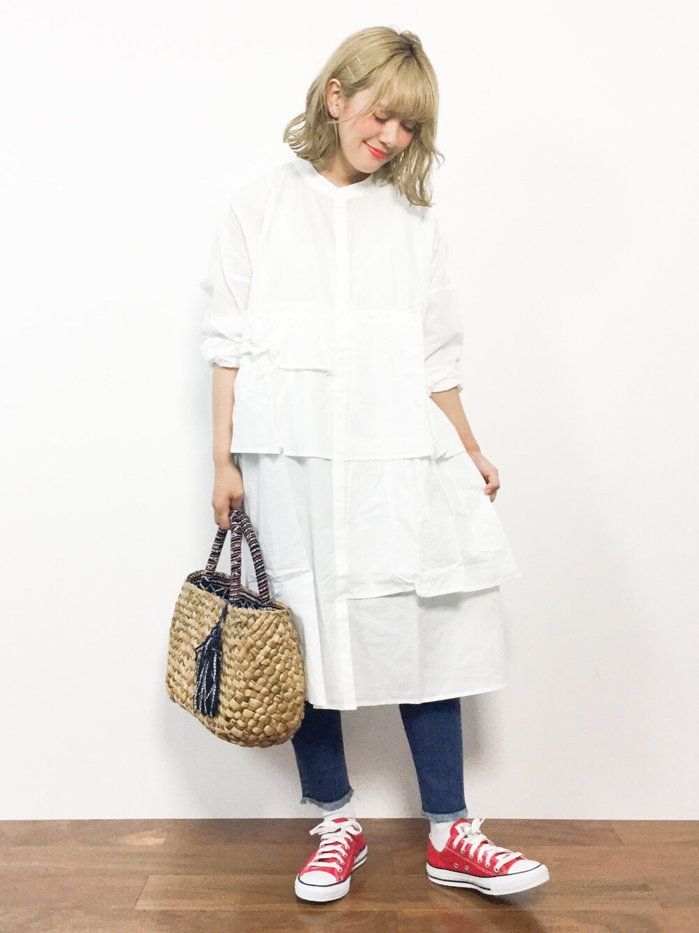 「コンバース、ワンピース、白シャツ、夏、フリル、大人カジュアル、デニムパンツ、シャツワンピ、かごバッグ、merlot」｜「MERLOTのティアードフリルワンピース1214（ワンピース、ホワイト系）」を使った、piya*さん（レディース・154cm）の夏コーディネートの1枚目の写真