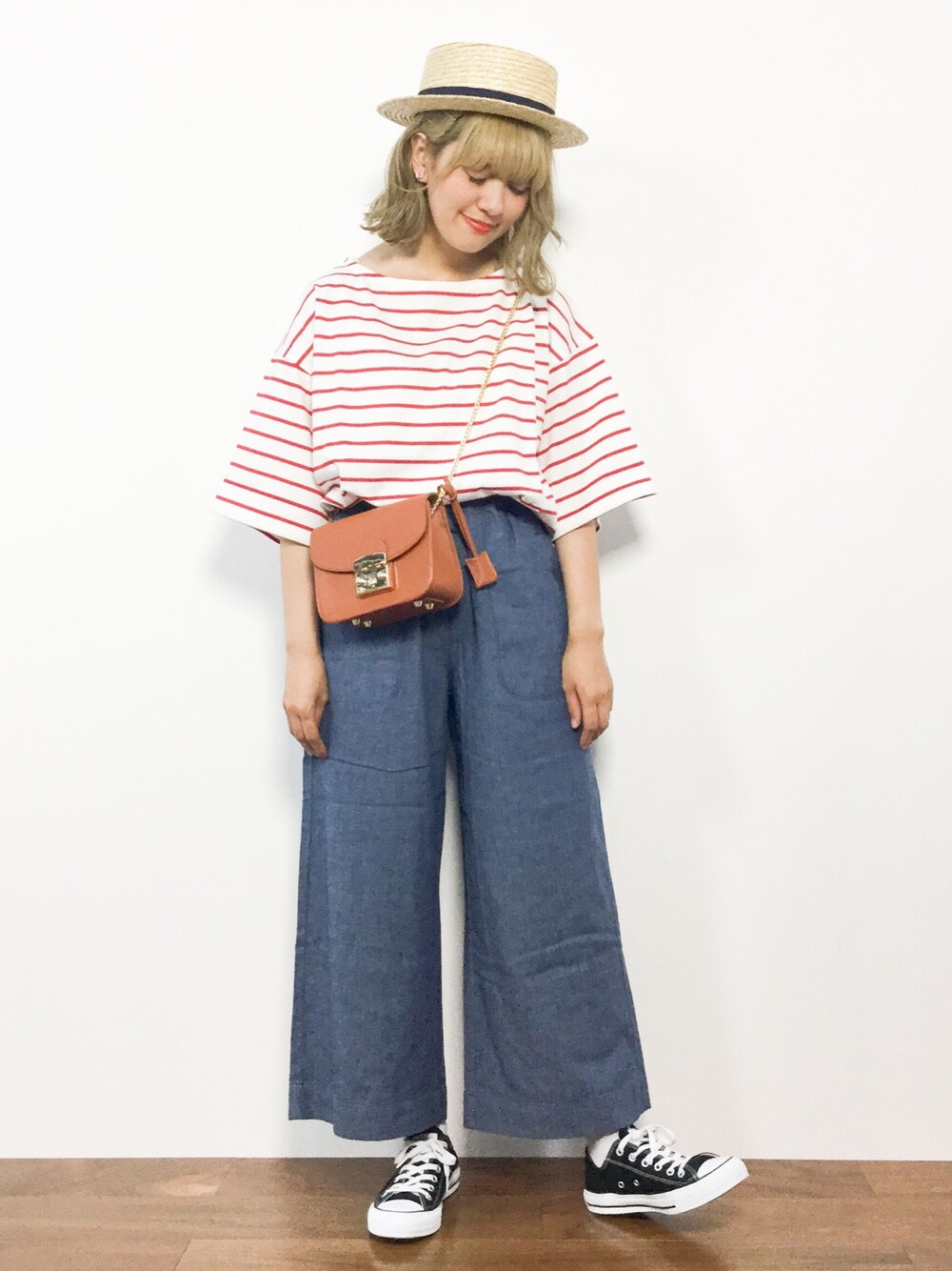 レッド系のTシャツ/カットソー、ブルー系のその他パンツ、イエロー系のショルダーバッグを着用したレディースの夏コーディネートの1枚目の写真