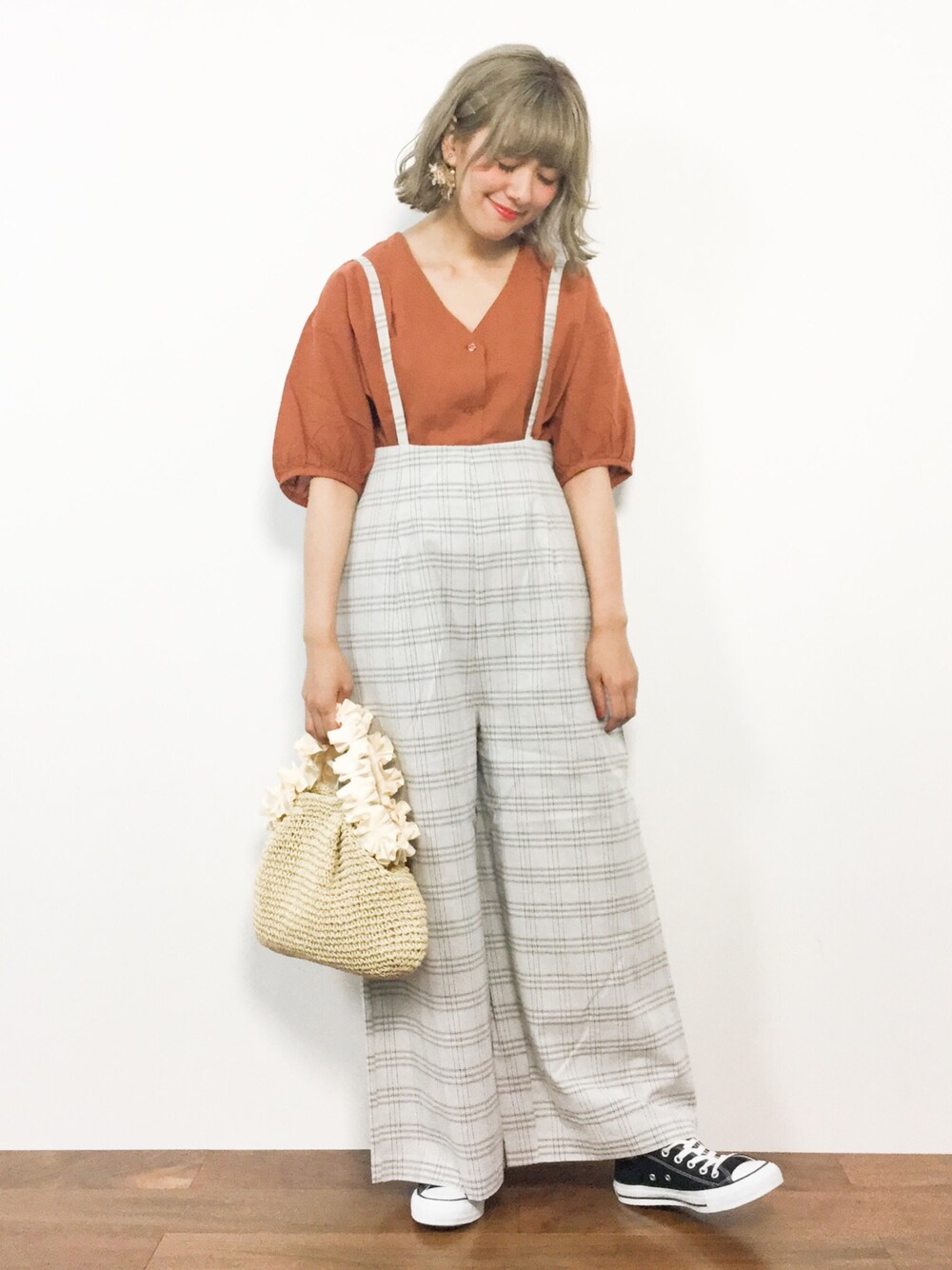 「チェック、コンバース、ブラウス、ナチュラル、大人カジュアル、ブラウン、かごバッグ、サスペンダーパンツ、夏コーデ、ノーカラーシャツ」｜「LEPSIMのノーカラーBASICブラウスSS　800128（シャツ/ブラウス、オレンジ系）」を使った、piya*さん（レディース・154cm）の夏コーディネートの1枚目の写真